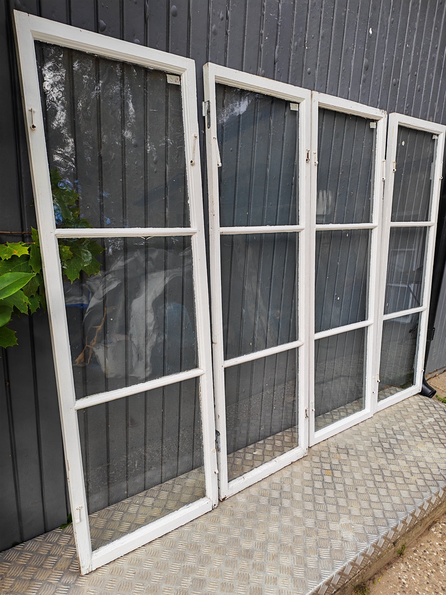 ART 24C 4ST B52 H155 D3 MUNBLÅST GLAS PRIS 1150 KR PER ST EN RUTA TRASIG