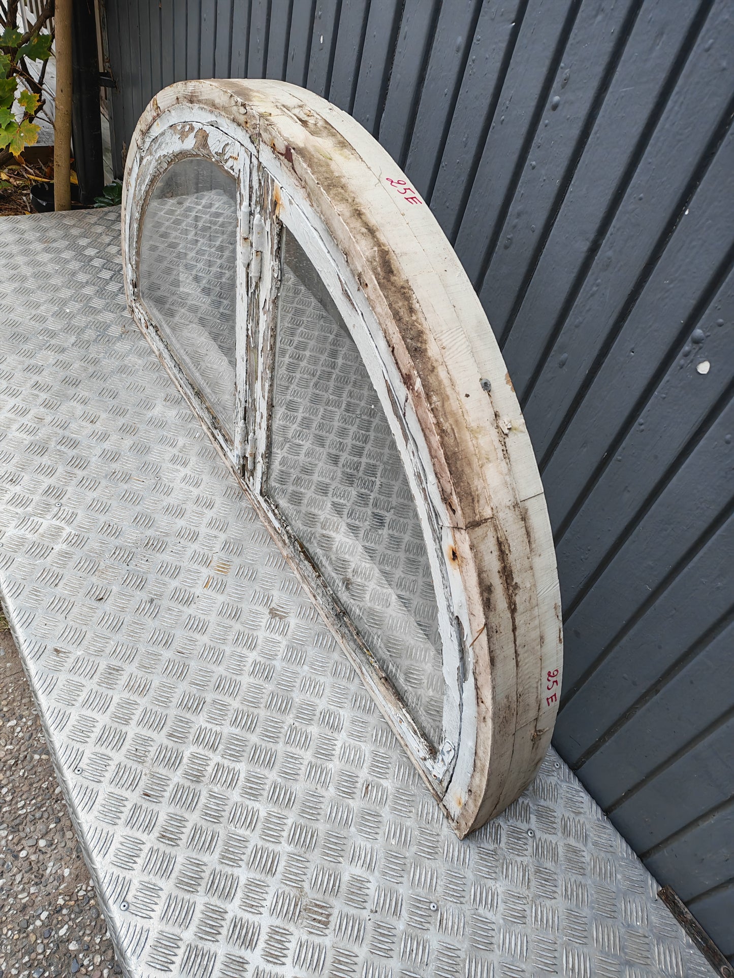 ART 25E GAMMALT HALVMÅNS FÖNSTER B140, 5 H70, 5 ÄKTA SPRÖJS KOPPLAD PRIS 5000kr