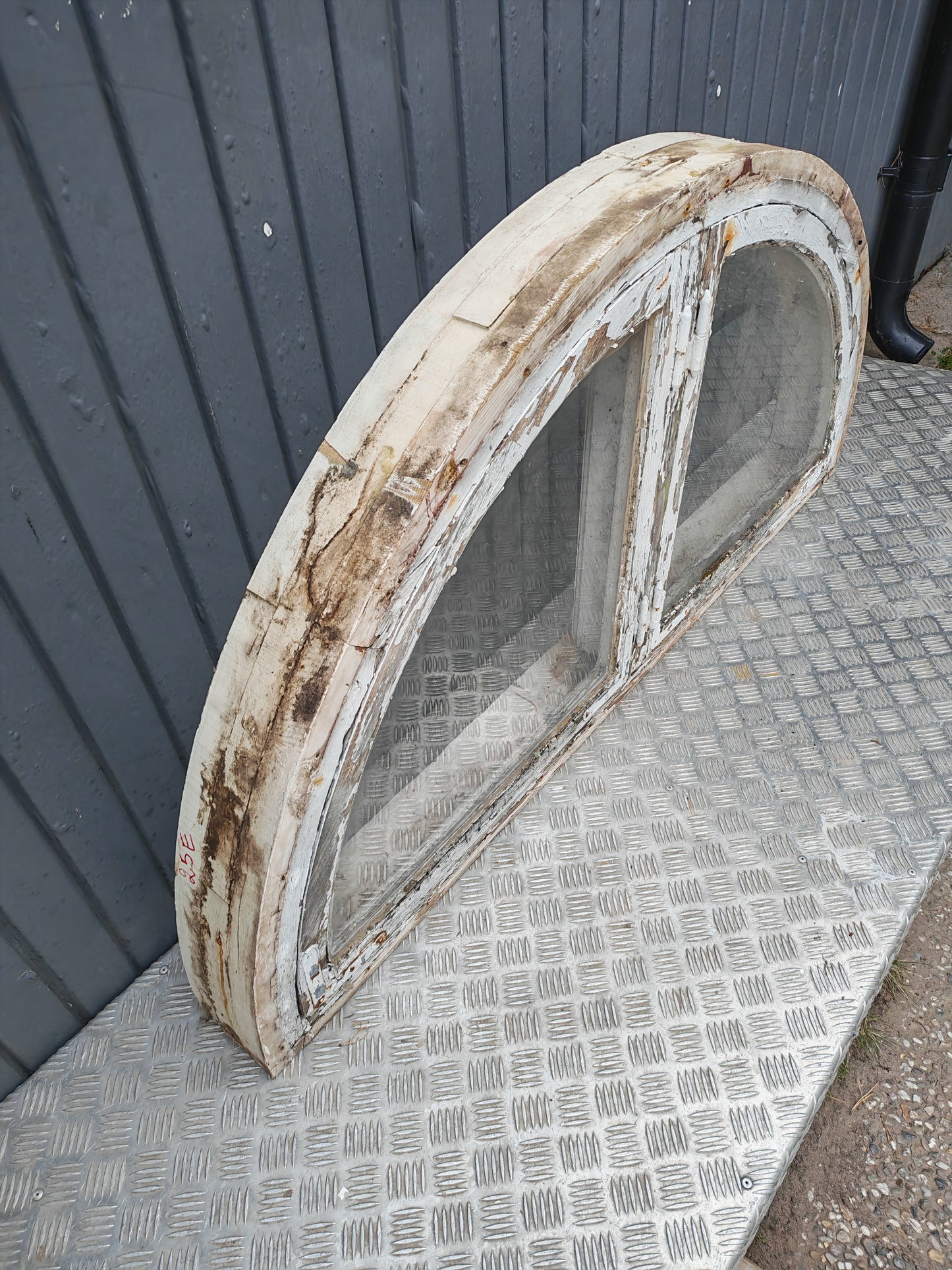 ART 25E GAMMALT HALVMÅNS FÖNSTER B140, 5 H70, 5 ÄKTA SPRÖJS KOPPLAD PRIS 5000kr