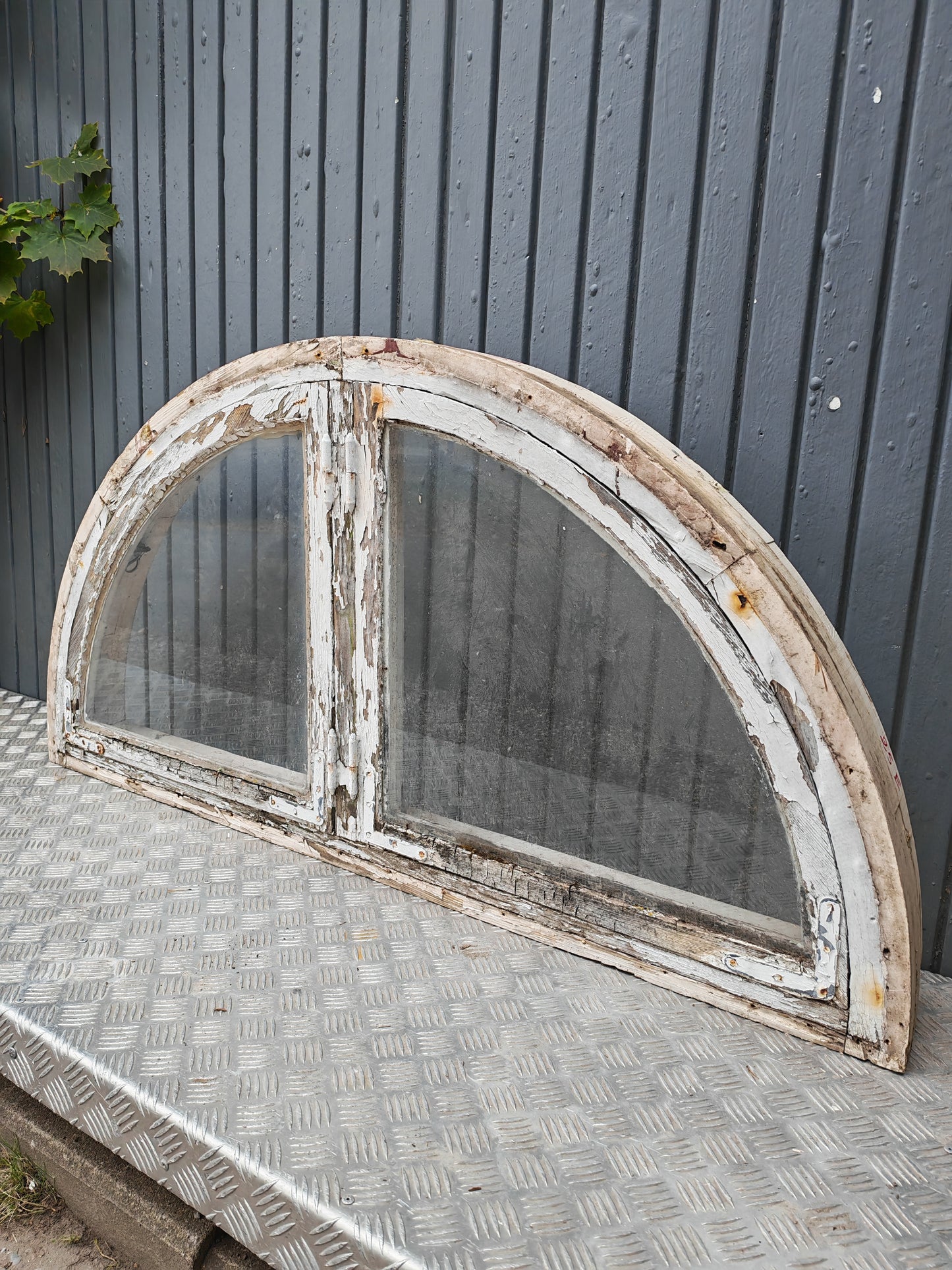 ART 25E GAMMALT HALVMÅNS FÖNSTER B140, 5 H70, 5 ÄKTA SPRÖJS KOPPLAD PRIS 5000kr