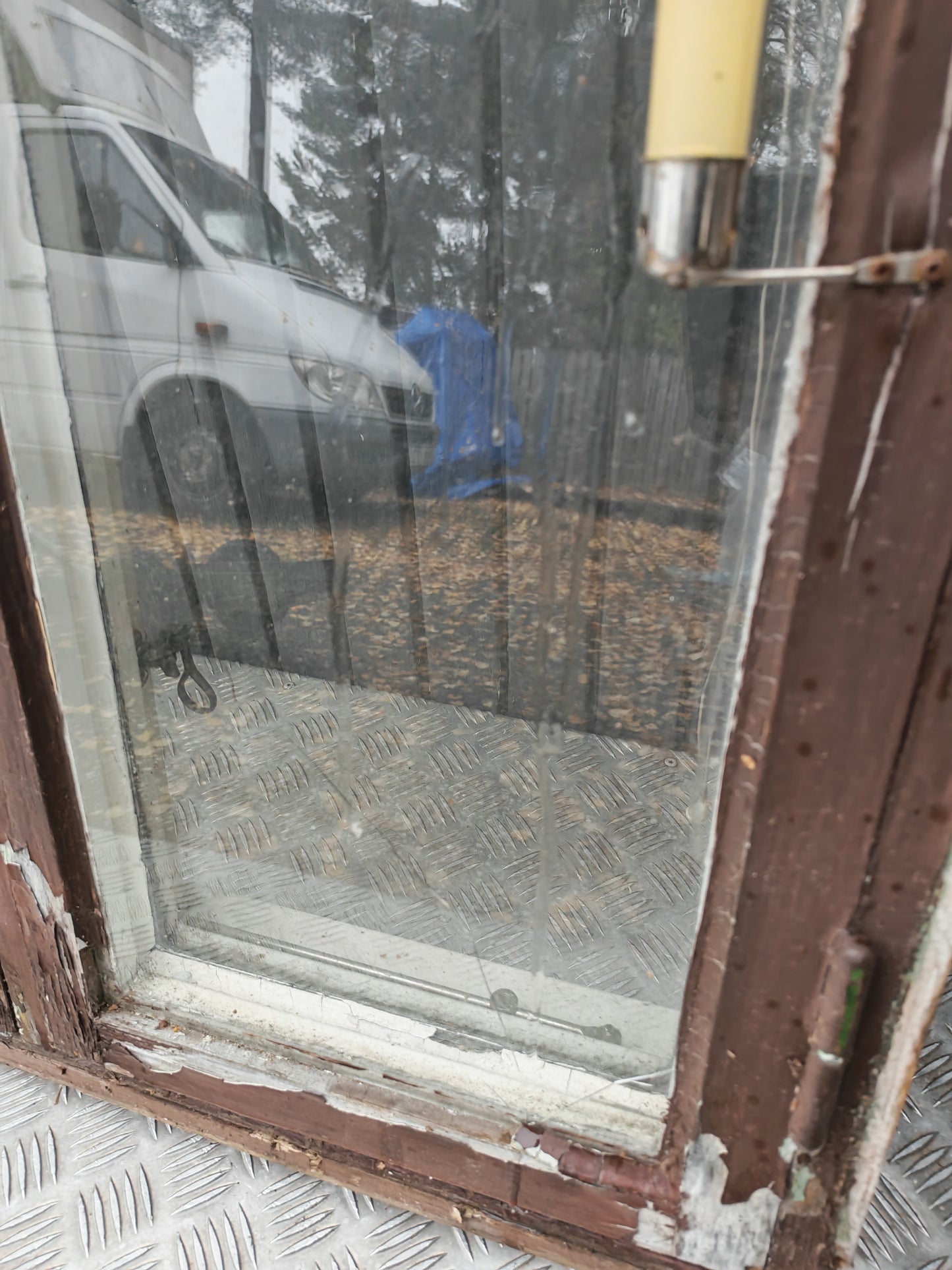 420A B120 H120 D13 BEHÖVER BYTA GLAS PÅ LILLA RUTAN PRIS 1500KR