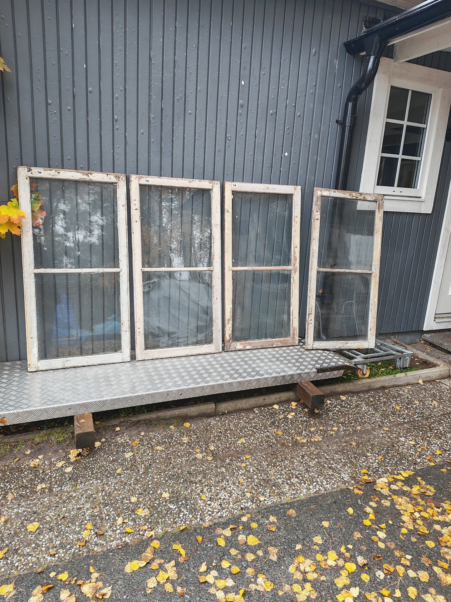 ART 3B  4ST B62 H122 D2,5 MUNBLÅST0 GLAS 1250 KR PER ST