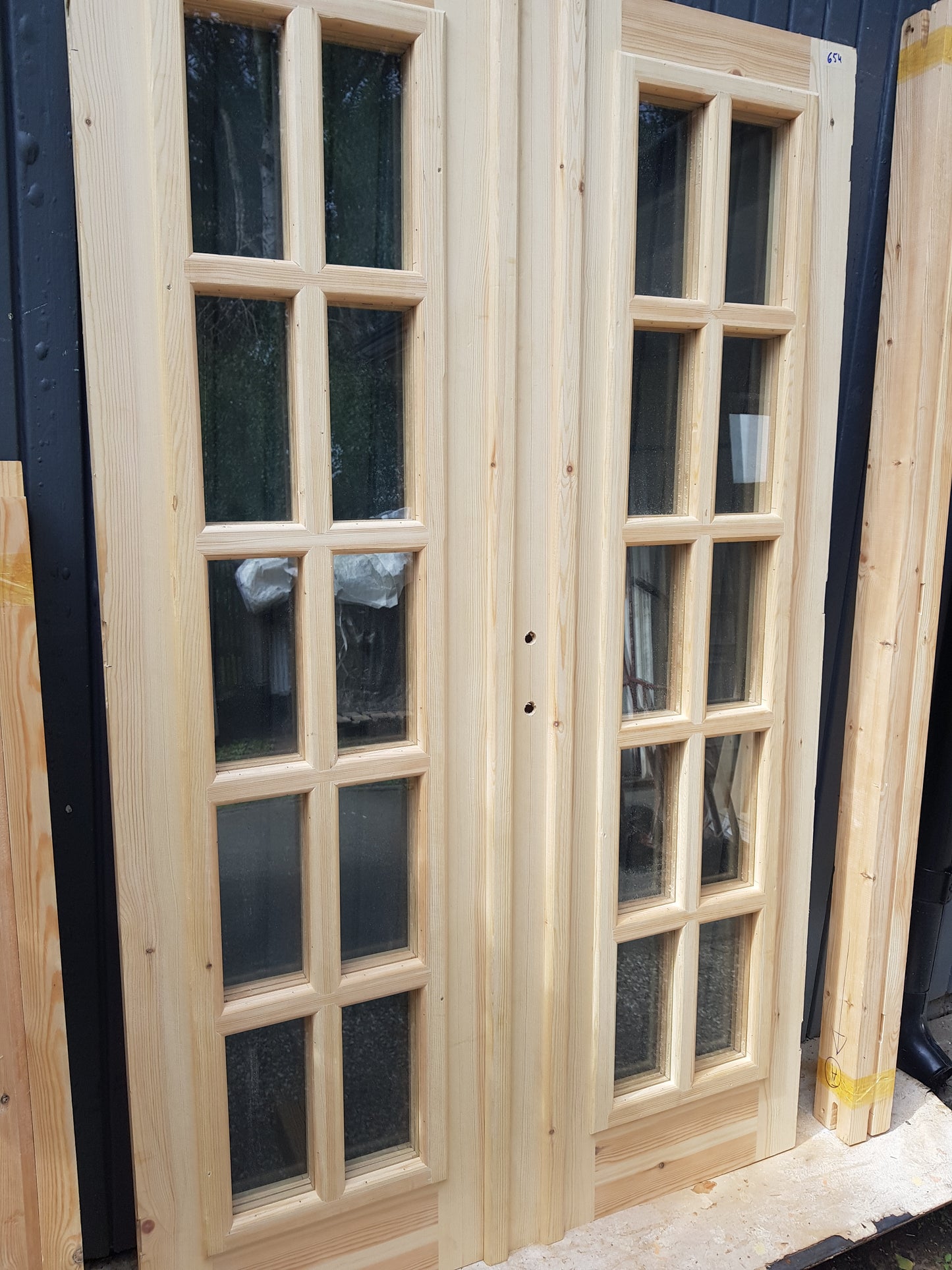 ART 654 Nytillverkad pardörr i gammal stil Mått B124 x H200 cm Öppnas utåt Handtag på höger sida Pris 15000 kr Tillkommer 1000 kr för gångjärn och låskista