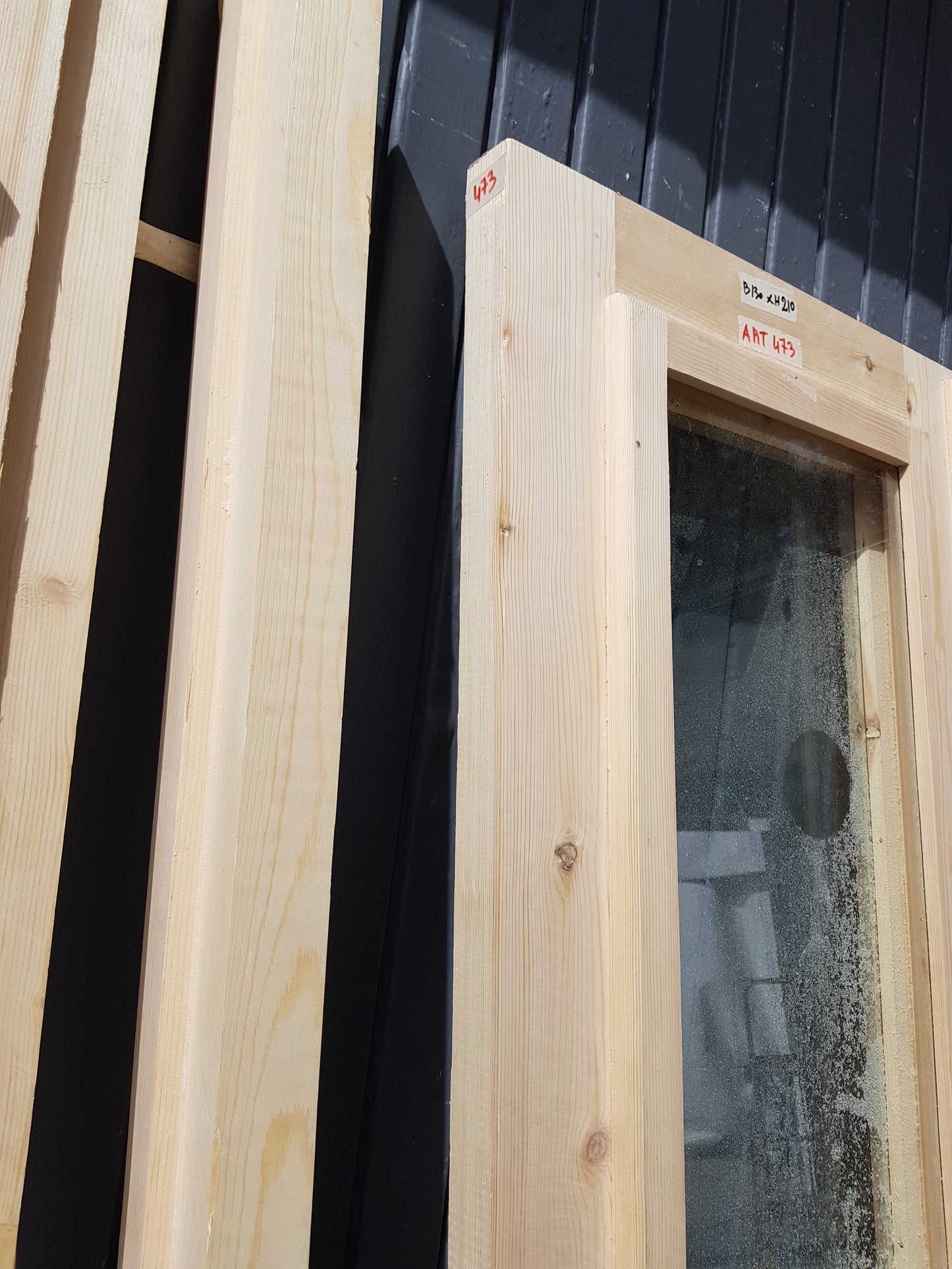ARTIKELNUMMER 473 Nytillverkade obehandlade pardörrar med dubbelglas i gammal stil inkl. karm karmyttermått Bredd 130 cm Höjd 210 cm Djup dörrblad 4,5 cm Pris: 15000 kr Tillkommer 1000 kr för gångjärn och låskista om man väljer det