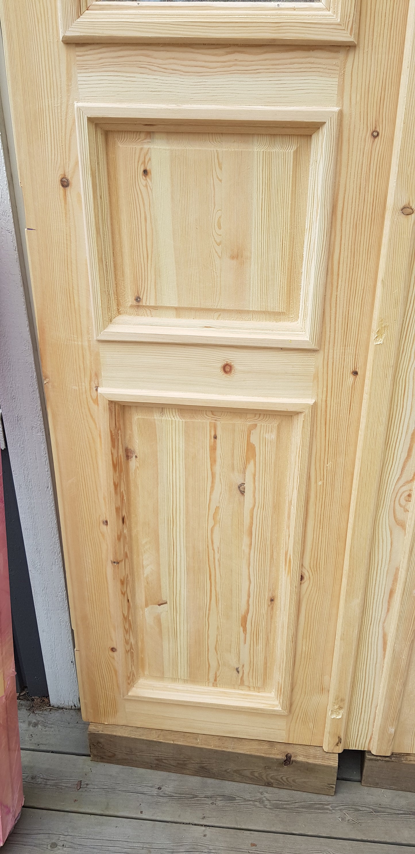 ART 449 Nytillverkad pardörr i gammal stil Mått B120 x H210 cm Öppnas utåt Handtag på höger sida Pris 15000 kr Tillkommer 1000 kr för gångjärn och låskista