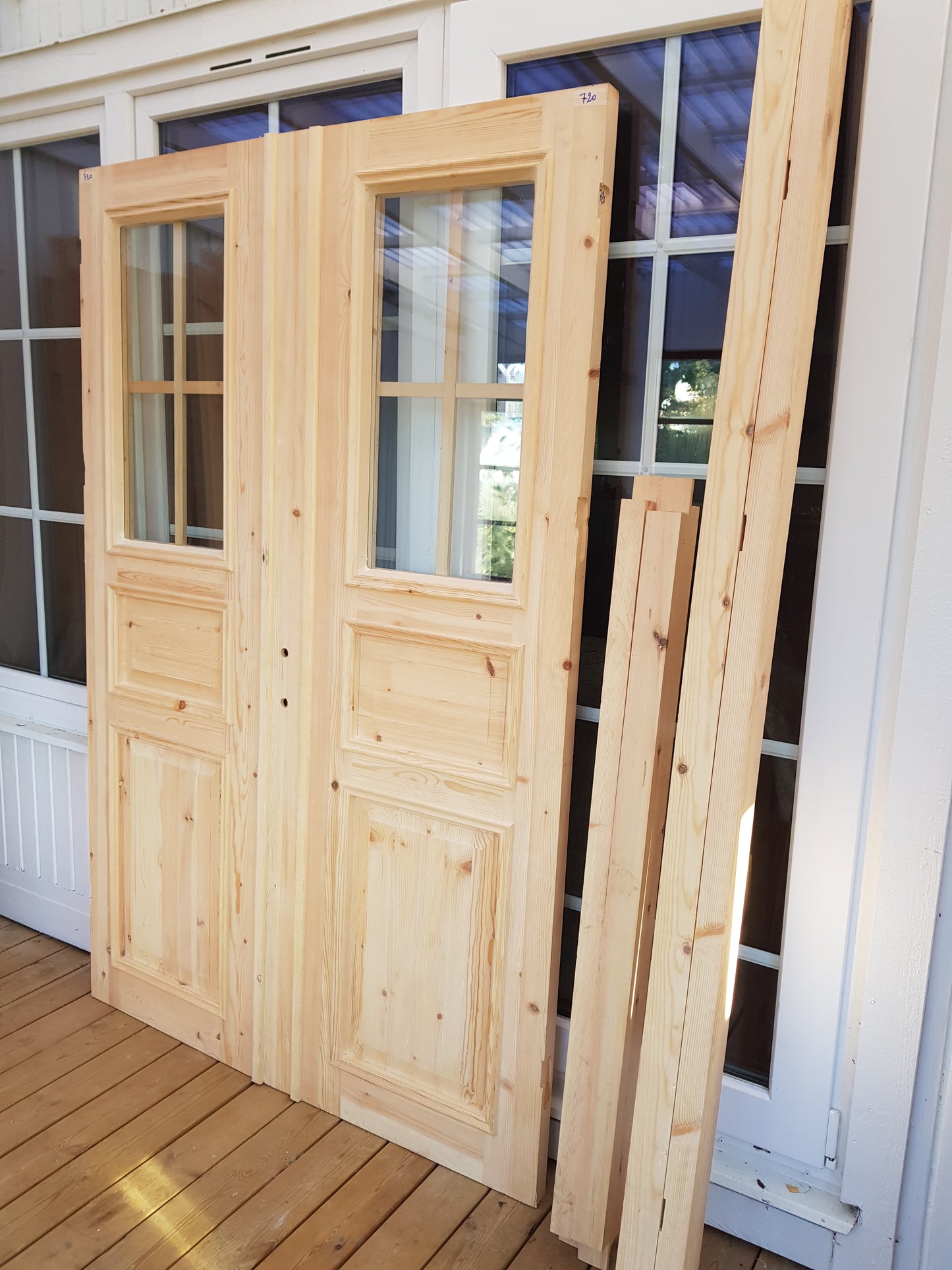 ART 720 Nytillverkad pardörr i gammal stil Mått B140 x H210 cm Öppnas utåt Handtag på höger sida Pris 15000 kr Tillkommer 1000 kr för gångjärn och låskista