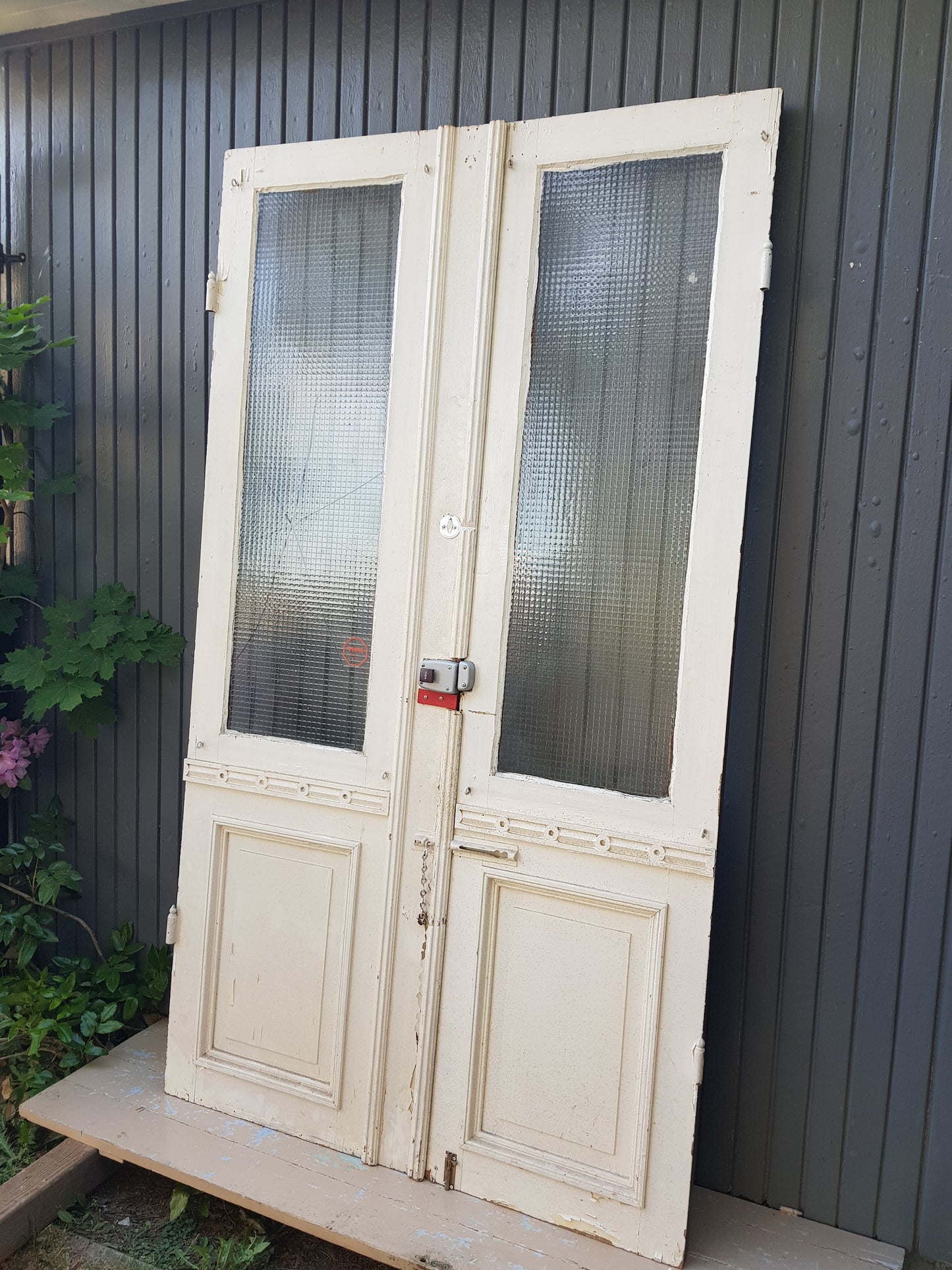 ARTIKELNUMMER 555 En äldre pardörr utan karm Mått: B 69,5 +57 H 221 D 4,5 Paris: 11000 k