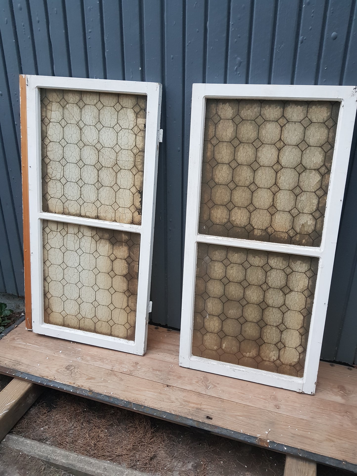 Art 13A  2st gamla fönster med gammalt glas B54 h109 d3.5 600kr per st en spricka på ena fönstret