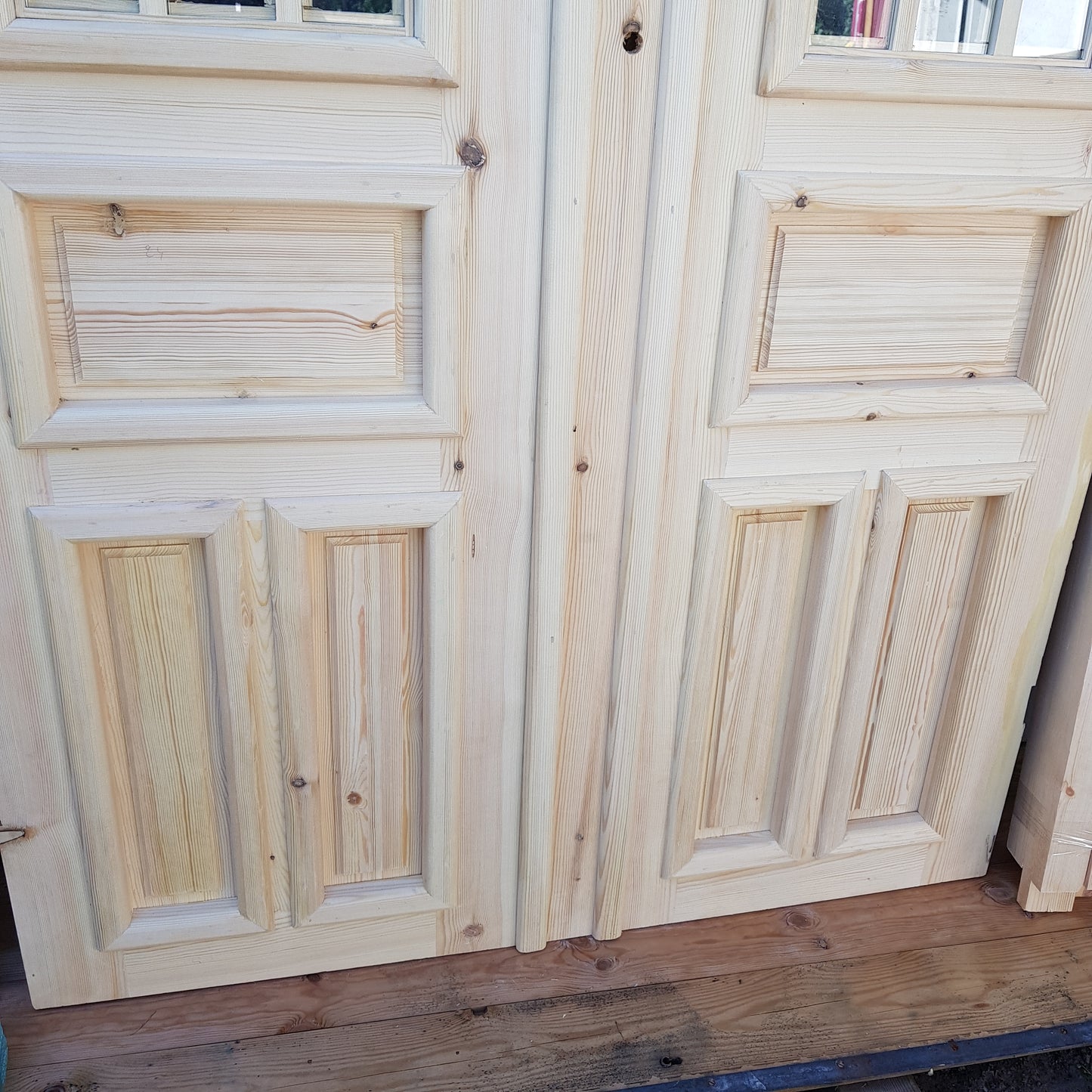 ART 558 Nytillverkad pardörr i gammal stil Mått B120 x H210 cm Öppnas utåt Handtag på höger sida Pris 15000 kr Tillkommer 1000 kr för gångjärn och låskista