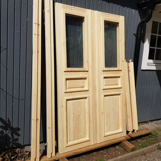 ART 476 Nytillverkad pardörr i gammal stil Mått B130 x H210 cm Öppnas utåt Handtag på höger sida Pris 15000 kr Tillkommer 1000 kr för gångjärn och låskista