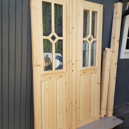 ART 609 Nytillverkad pardörr i gammal stil Mått B130 x H210 cm Öppnas utåt Handtag på höger sida Pris 15000 kr Tillkommer 1000 kr för gångjärn och låskista