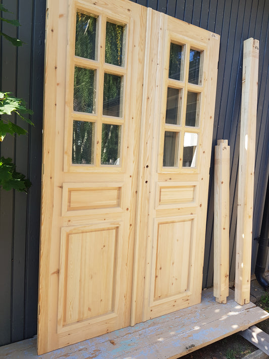 ART 674 Nytillverkad pardörr i gammal stil Mått B130.5 x H211 cm Öppnas utåt Handtag på höger sida Pris 15000 kr Tillkommer 1000 kr för gångjärn och låskista