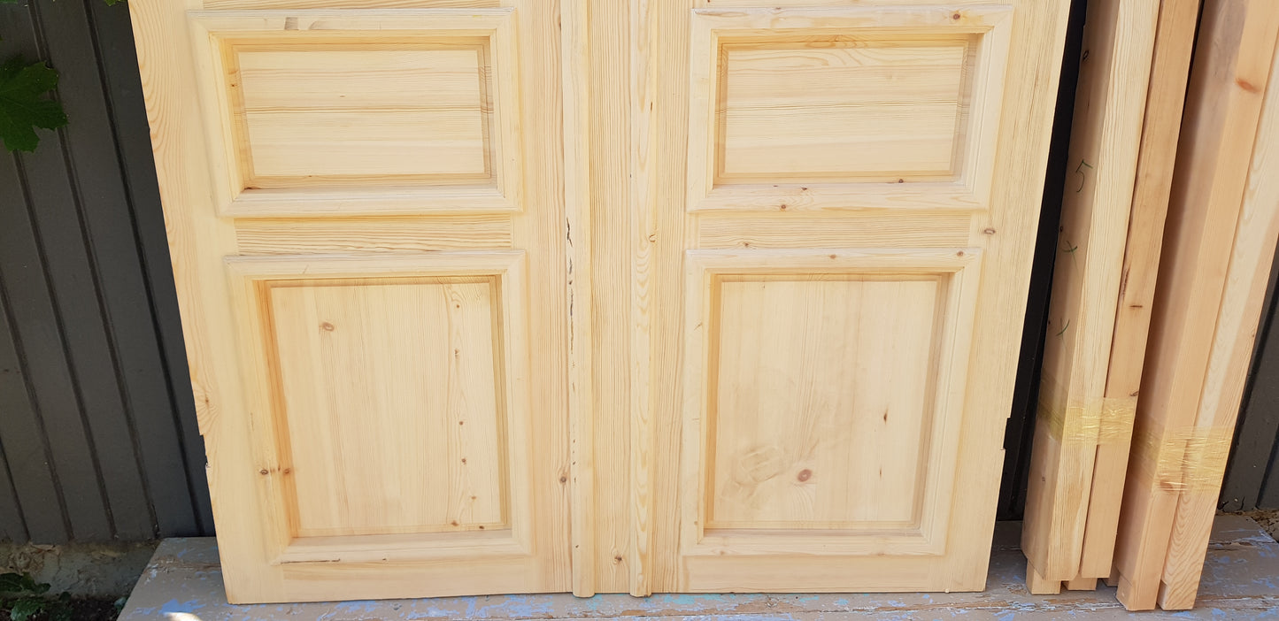 ART 685 Nytillverkad pardörr i gammal stil Mått B130 x H210 cm Öppnas utåt Handtag på höger sida Pris 15000 kr Tillkommer 1000 kr för gångjärn och låskista