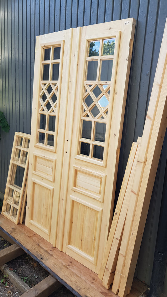 ART 557 Nytillverkad pardörr i gammal stil Mått B120 x H210 cm Öppnas utåt Handtag på höger sida Pris 15000 kr Tillkommer 1000 kr för gångjärn och låskista