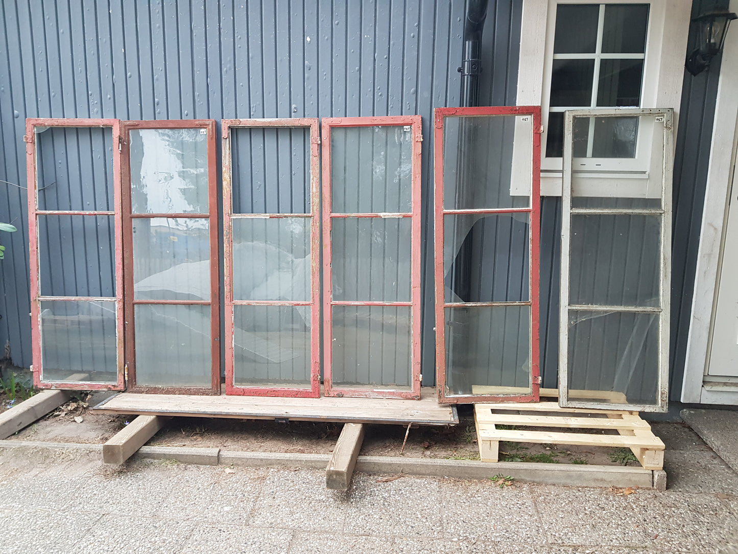 Art 01T 6st B53 H151 D3 munblåsta 3st hela i glas 3st någon ruta sönder 1000 kr per st