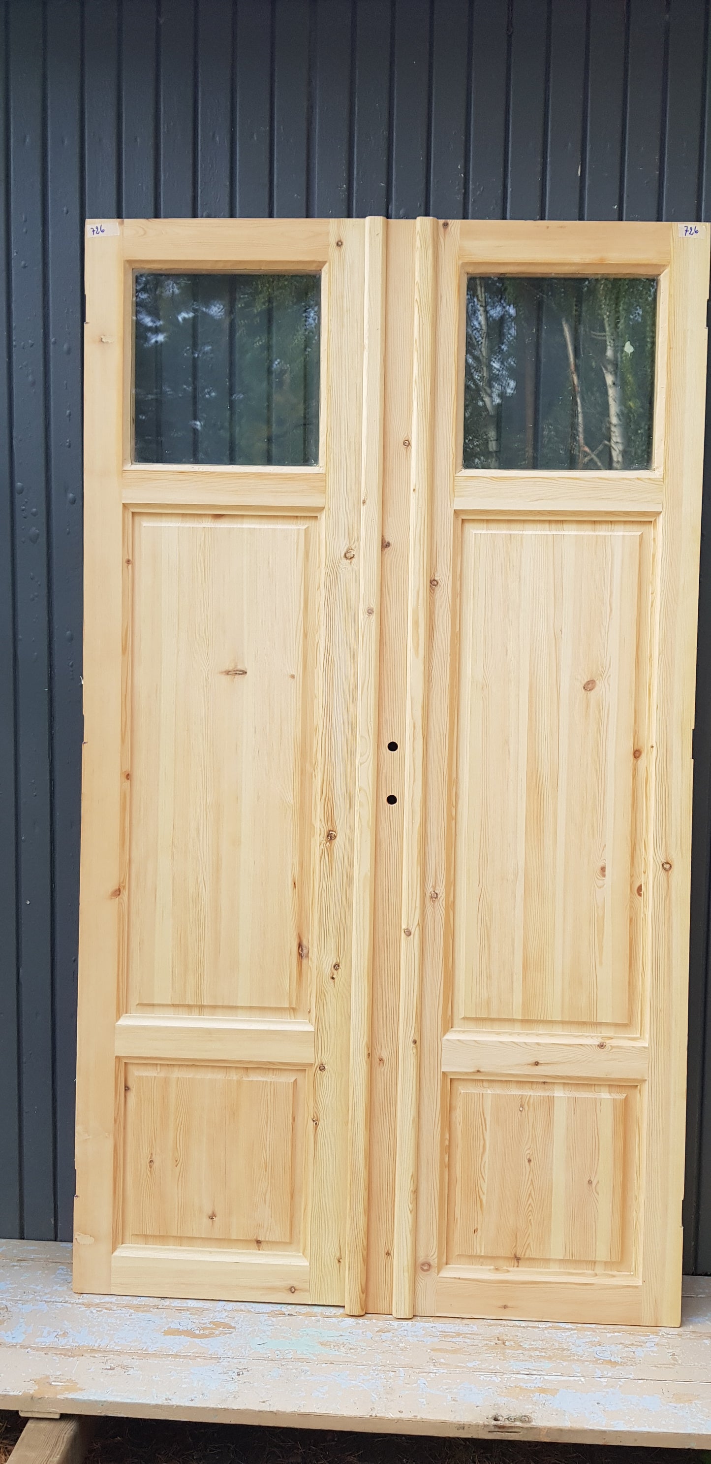 ART 726 - Nytillverkad pardörr i gammal stil Mått B128.5 x H220 cm Öppnas utåt Handtag på höger sida Dubbel glas Pris 15000 kr Tillkommer 1000 kr för gångjärn och låskista