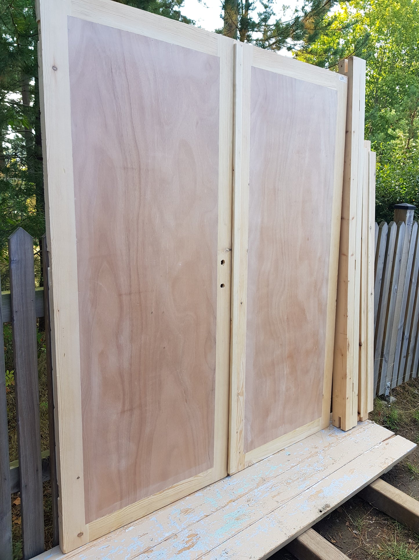 ART 683 Nytillverkad pardörr i gammal stil Mått B160 x H200 cm Öppnas utåt Handtag på höger sida Pris 15000 kr Tillkommer 1000 kr för gångjärn och låskista