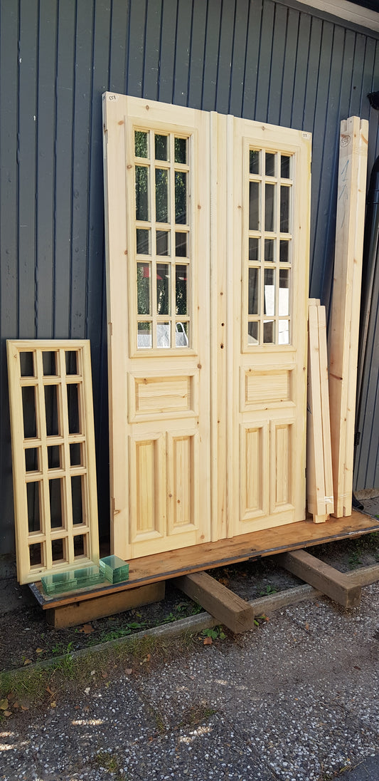 ART 558 Nytillverkad pardörr i gammal stil Mått B120 x H210 cm Öppnas utåt Handtag på höger sida Pris 15000 kr Tillkommer 1000 kr för gångjärn och låskista