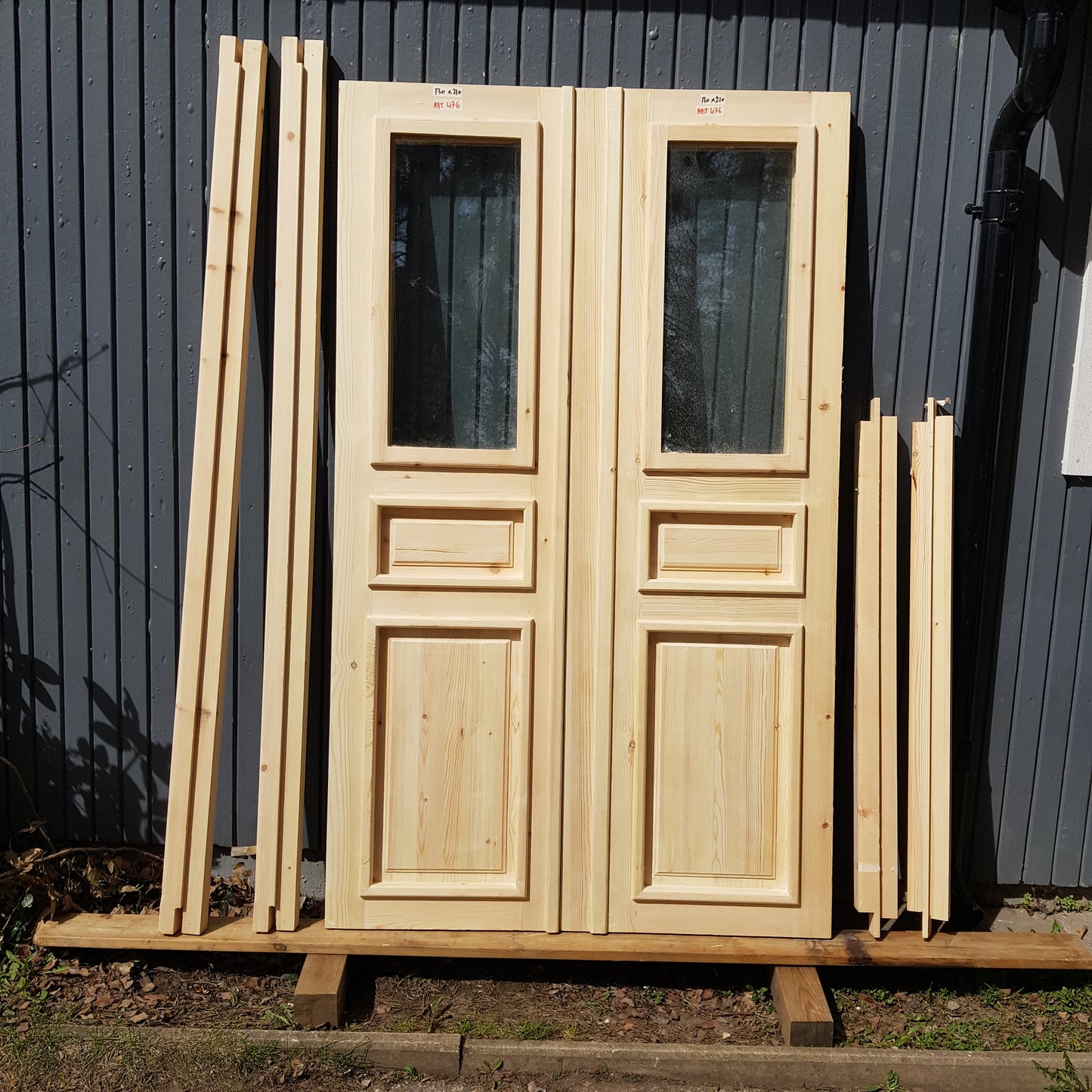 ART 476 Nytillverkad pardörr i gammal stil Mått B130 x H210 cm Öppnas utåt Handtag på höger sida Pris 15000 kr Tillkommer 1000 kr för gångjärn och låskista