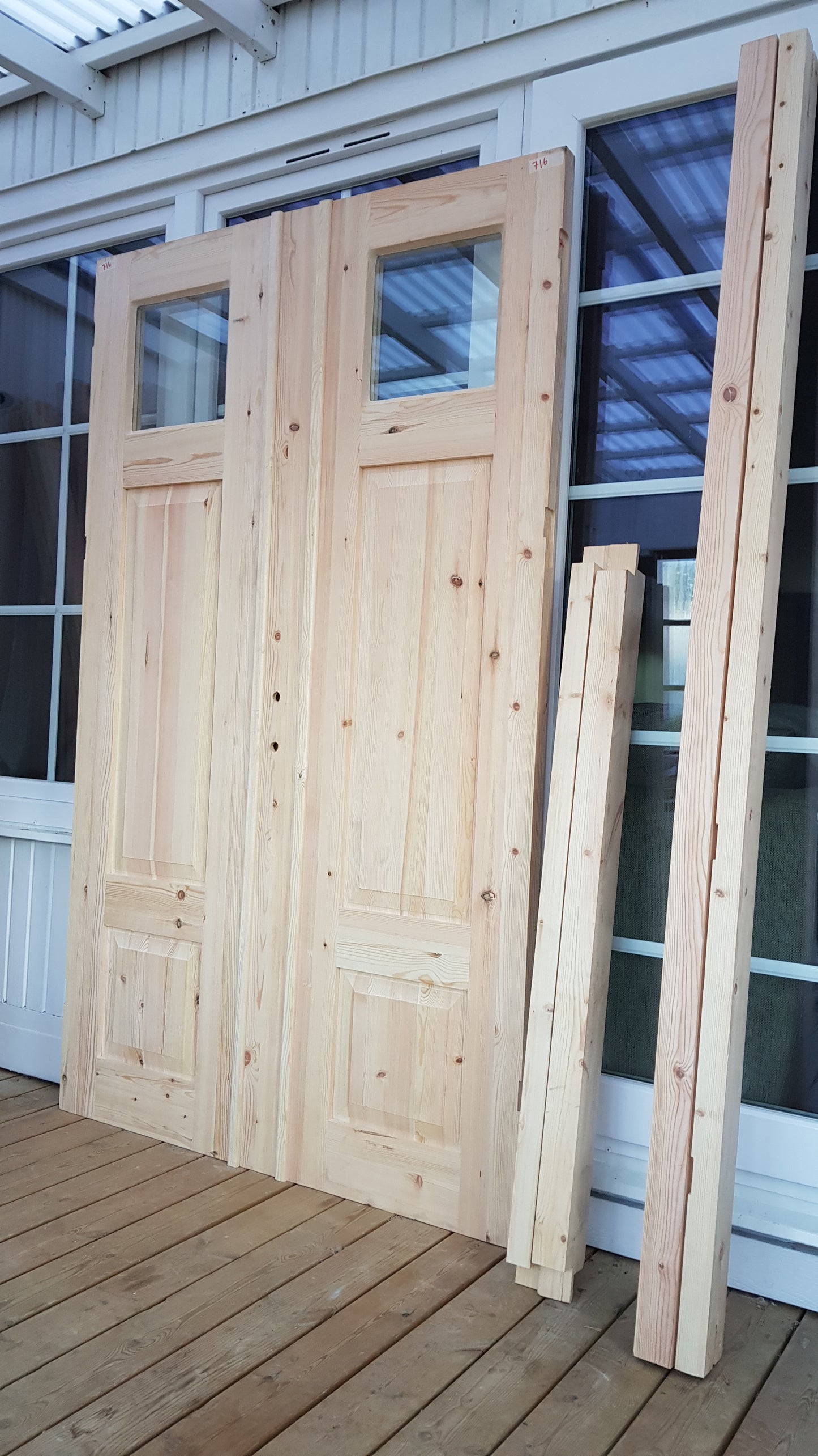 ART 716 Nytillverkad pardörr i gammal stil Mått B130 x H210 cm Öppnas utåt Handtag på höger sida Pris 15000 kr Tillkommer 1000 kr för gångjärn och låskista