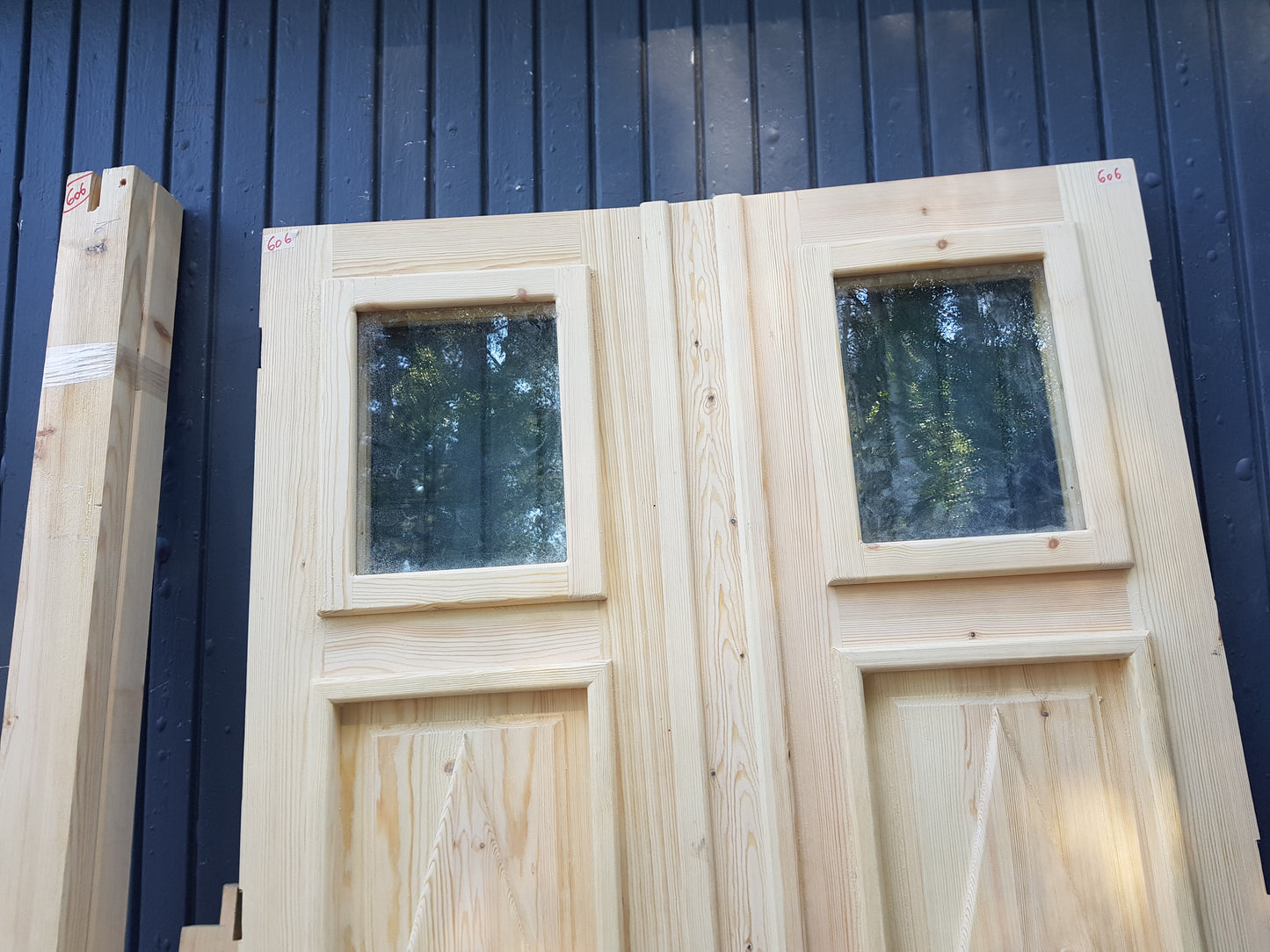 ART 606 Nytillverkad pardörr i gammal stil Mått B120 x H210 cm Öppnas utåt Handtag på höger sida Pris 15000 kr Tillkommer 1000 kr för gångjärn och låskista
