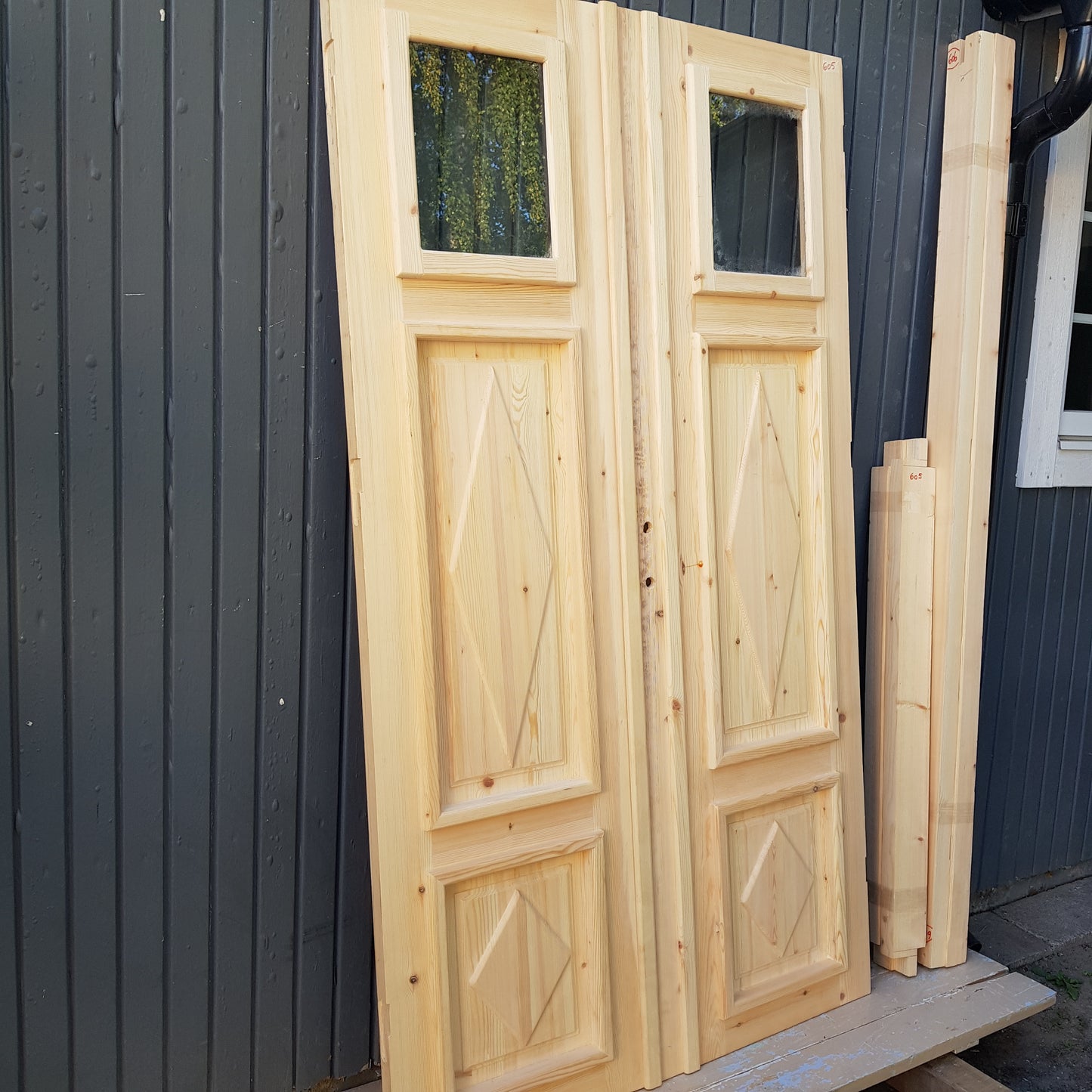 ART 605 Nytillverkad pardörr i gammal stil Mått B120 x H210 cm Öppnas utåt Handtag på höger sida Pris 15000 kr Tillkommer 1000 kr för gångjärn och låskista
