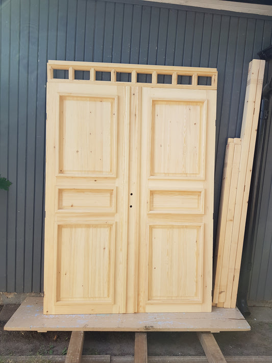 ARTIKELNUMMER 610 Nytillverkad pardörr med speglar. Mått: B 150 H 215 med över ljus Mått: B 150 H 200 utan över ljus pris: 16000 kr