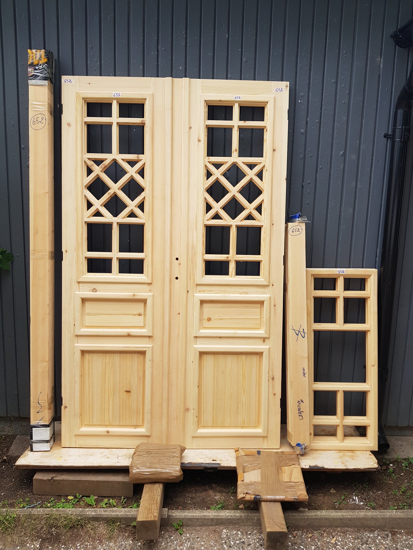ART 652 Nytillverkad pardörr i gammal stil Mått B130 x H210 cm Öppnas utåt Handtag på höger sida Pris 15000 kr Tillkommer 1000 kr för gångjärn och låskista