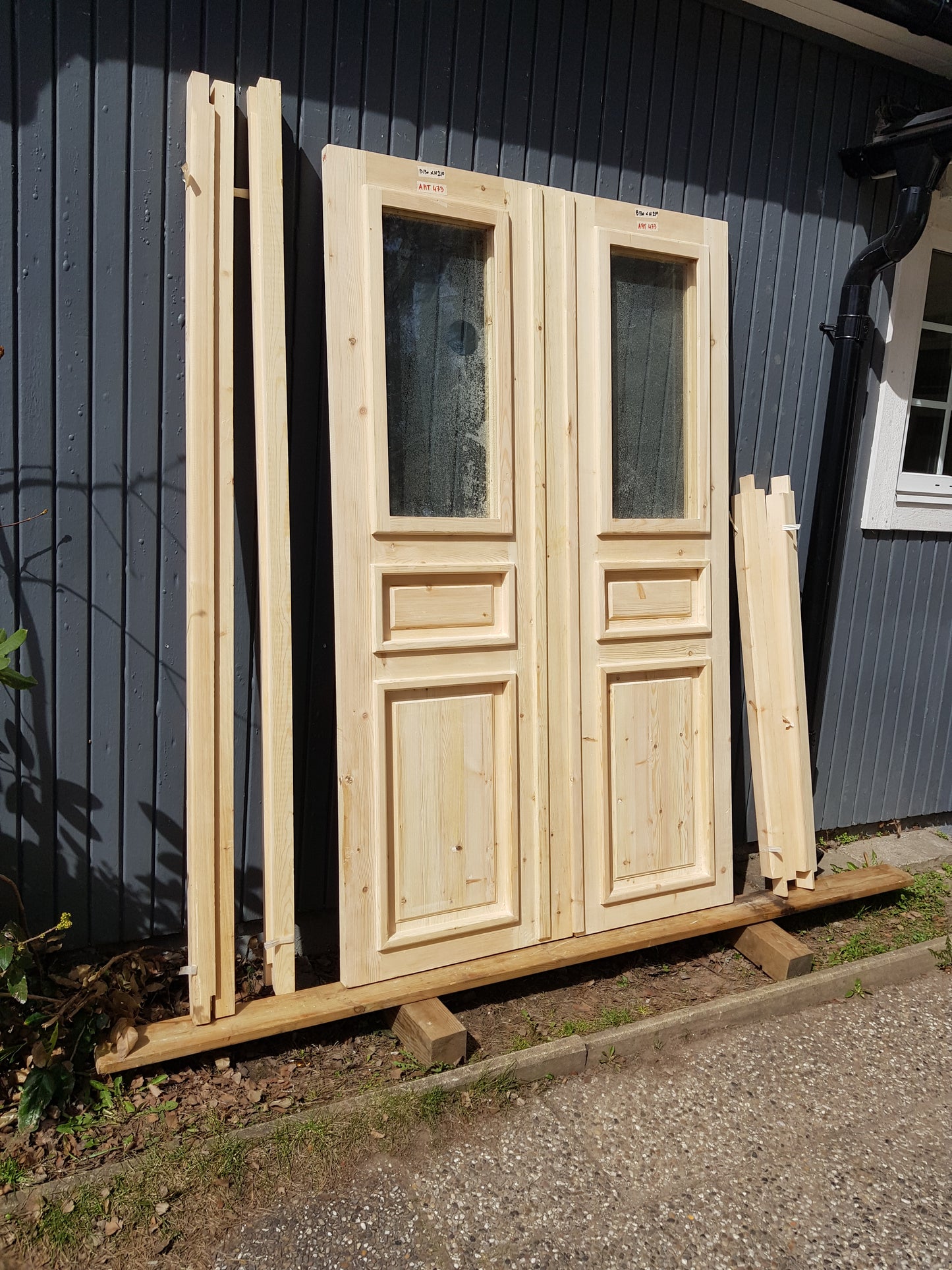 ARTIKELNUMMER 473 Nytillverkade obehandlade pardörrar med dubbelglas i gammal stil inkl. karm karmyttermått Bredd 130 cm Höjd 210 cm Djup dörrblad 4,5 cm Pris: 15000 kr Tillkommer 1000 kr för gångjärn och låskista om man väljer det