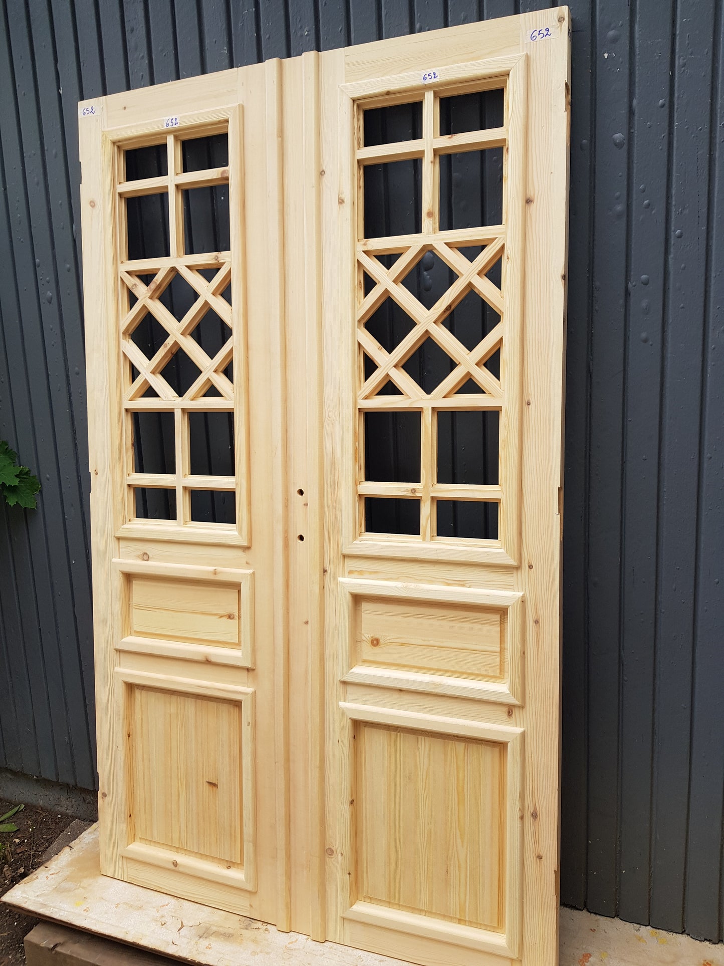 ART 652 Nytillverkad pardörr i gammal stil Mått B130 x H210 cm Öppnas utåt Handtag på höger sida Pris 15000 kr Tillkommer 1000 kr för gångjärn och låskista