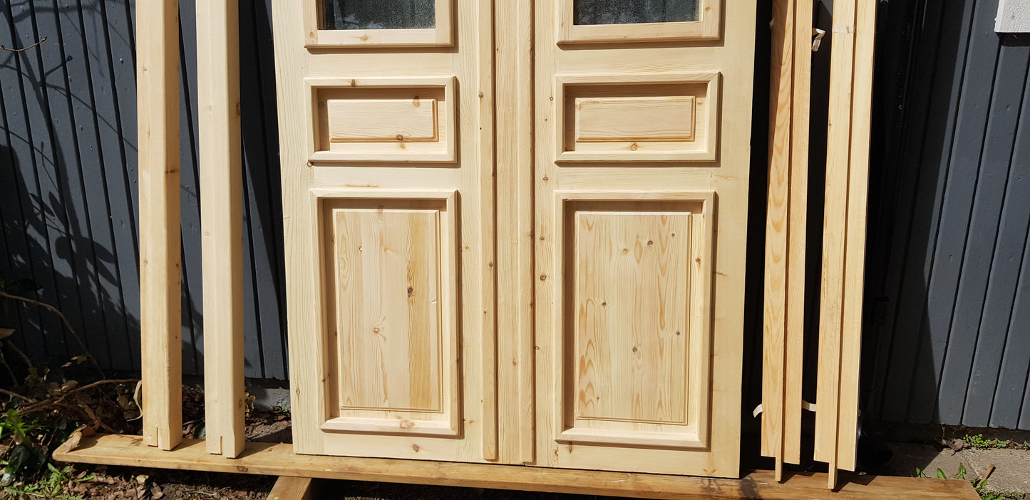 ARTIKELNUMMER 474 Nytillverkade obehandlade pardörrar med dubbelglas i gammal stil inkl. karm karmyttermått Bredd 130 cm Höjd 210 cm Djup dörrblad 4,5 cm Pris: 13000 kr Tillkommer 1000 kr för gångjärn och låskista om man väljer det