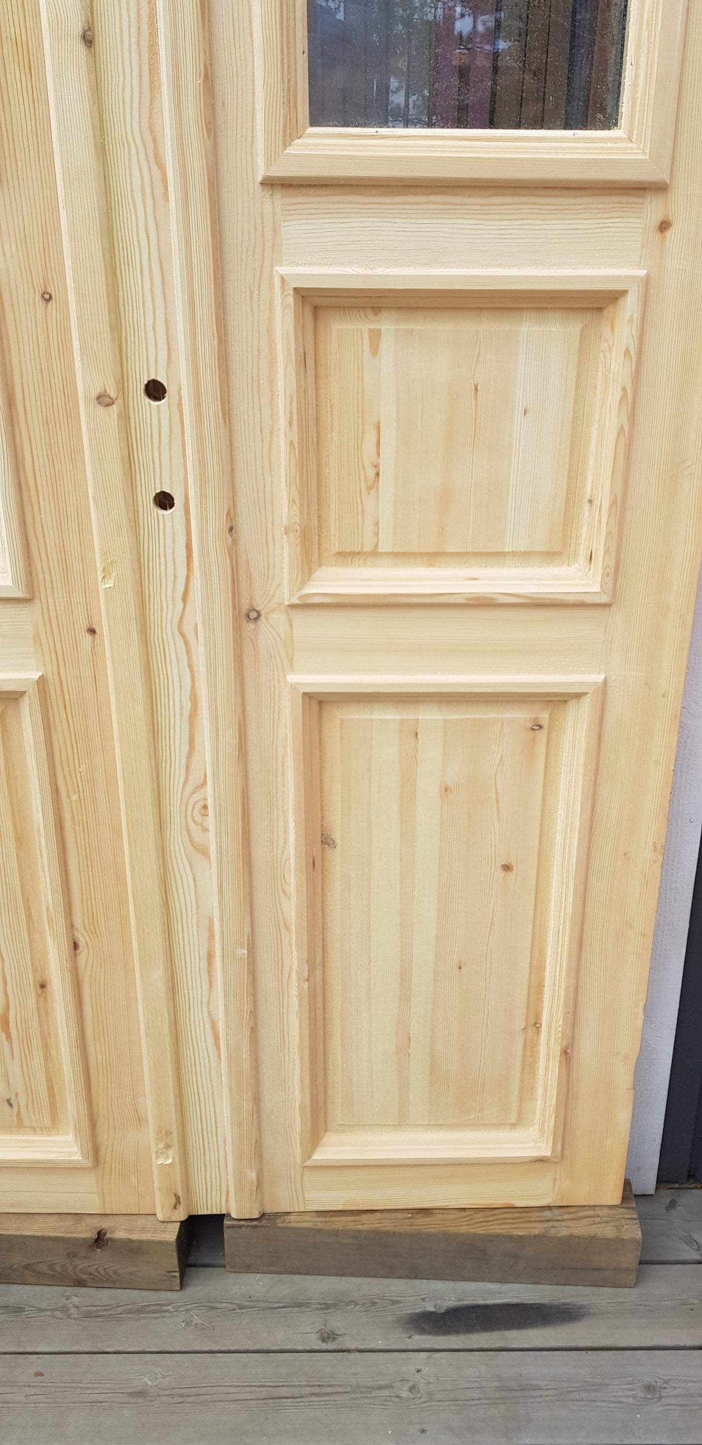 ART 449 Nytillverkad pardörr i gammal stil Mått B120 x H210 cm Öppnas utåt Handtag på höger sida Pris 15000 kr Tillkommer 1000 kr för gångjärn och låskista