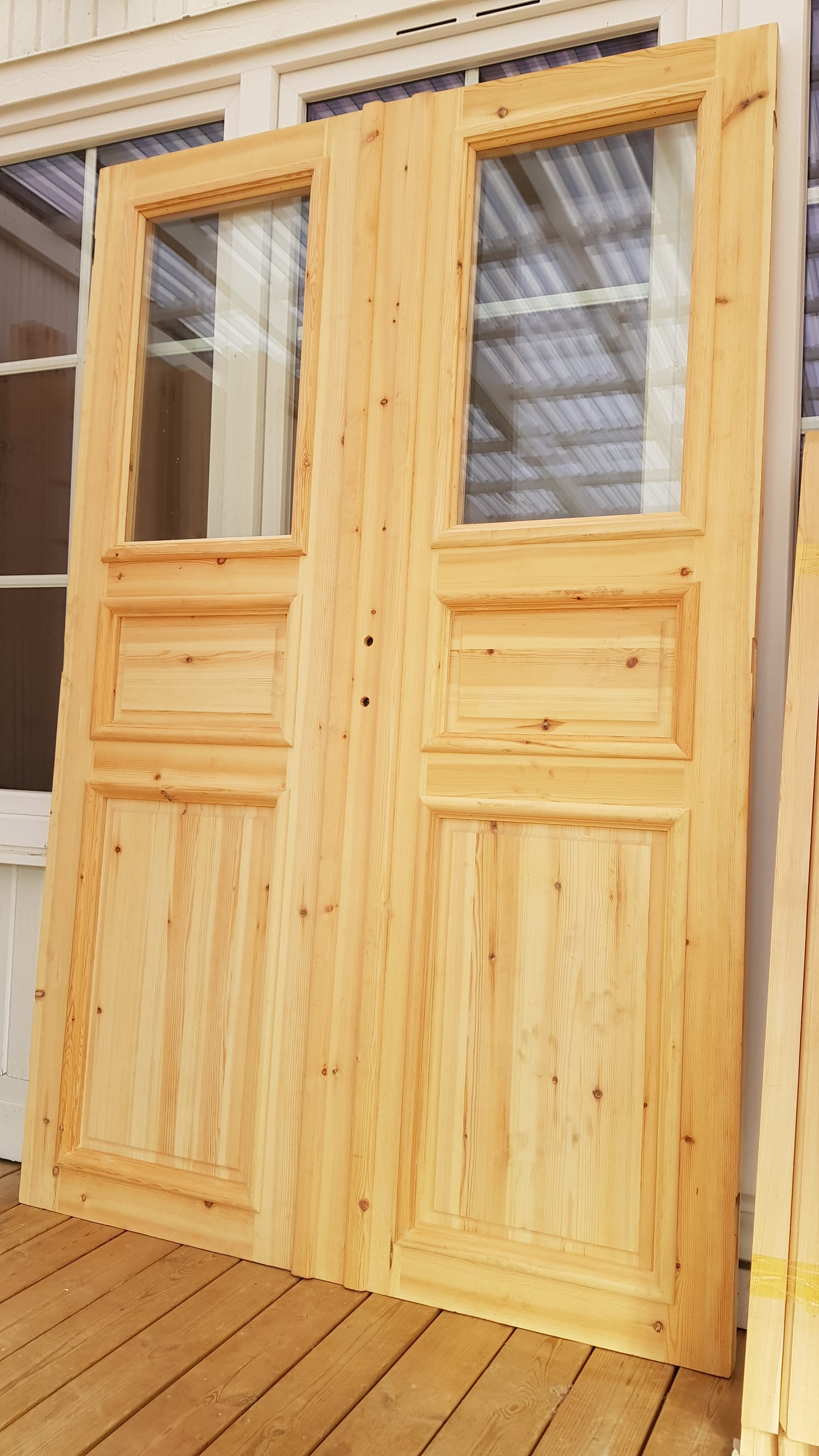 ART 714 Nytillverkad pardörr i gammal stil Mått B140 x H210 cm Öppnas utåt Handtag på höger sida Pris 15000 kr Tillkommer 1000 kr för gångjärn och låskista