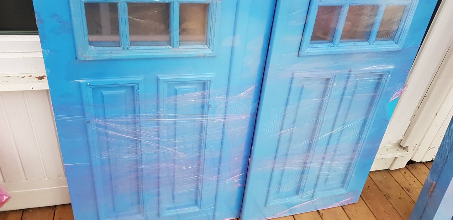 ARTIKELNUMMER 462 Nytillverkade pardörrar med dubbelglas i gammal stil inkl karm, yttermått: Bredd 130 cm Höjd 210 cm Djup dörrblad 4.5 cm pris: 16000 kr