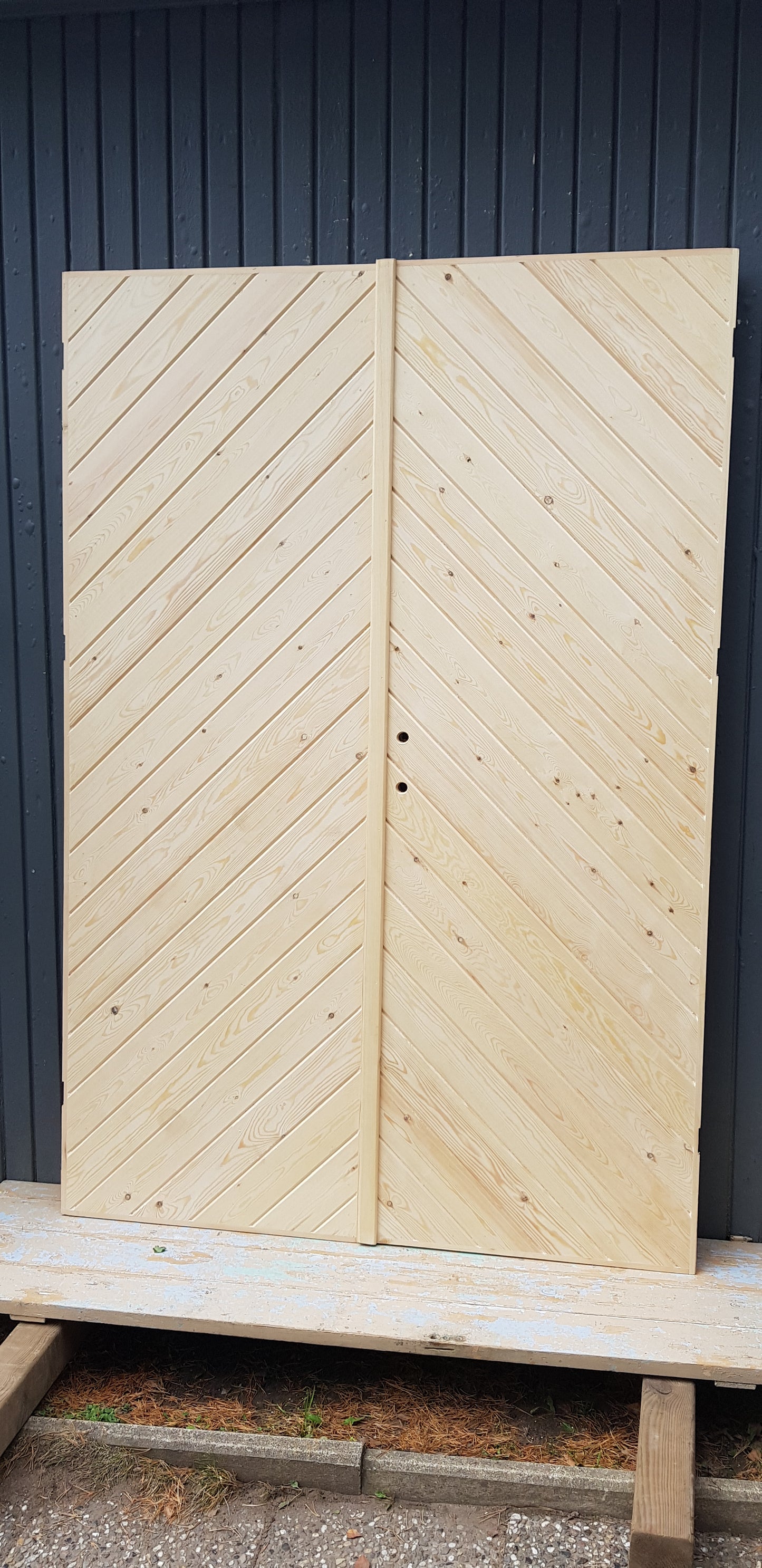 ART 723 - Nytillverkad pardörr i gammal Mått B145 x H210 cm Öppnas utåt Handtag på höger sida Dubbel glas Pris 17000 kr Tillkommer 1000 kr för gångjärn och låskista