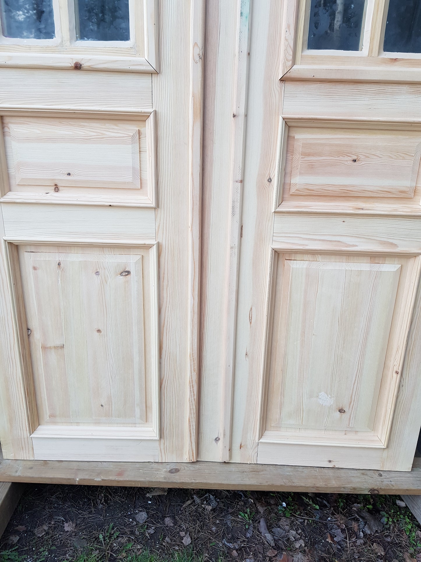 ARTIKELNUMMER 458 Nytillverkade obehandlade pardörrar med kittade dubbelglas i gammal stil inkl karm karmyttermått Bredd 130 cm Höjd 210 cm Djup dörrblad 4,5 cm säljes utan gångjärn och låskista Pris: 15000 kr