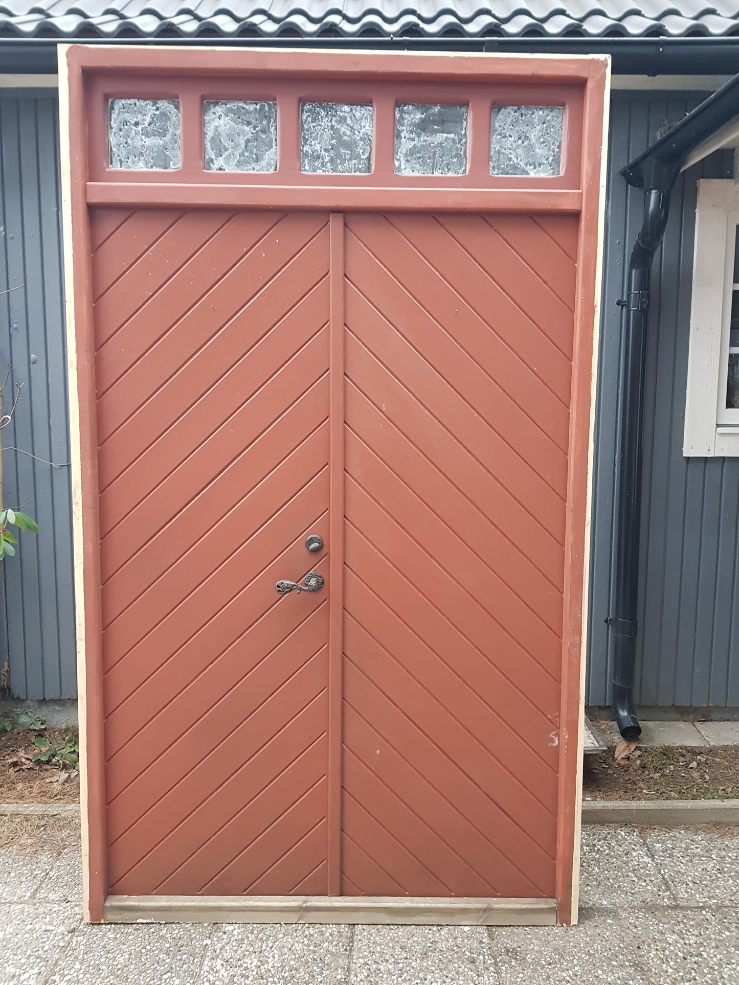 ART 829 - Nytillverkad pardörr i gammal stil med överljus Mått B145 x H245.5 cm Öppnas utåt Handtag på höger sida Pris 17000 kr Tillkommer 1000 kr för gångjärn och låskista
