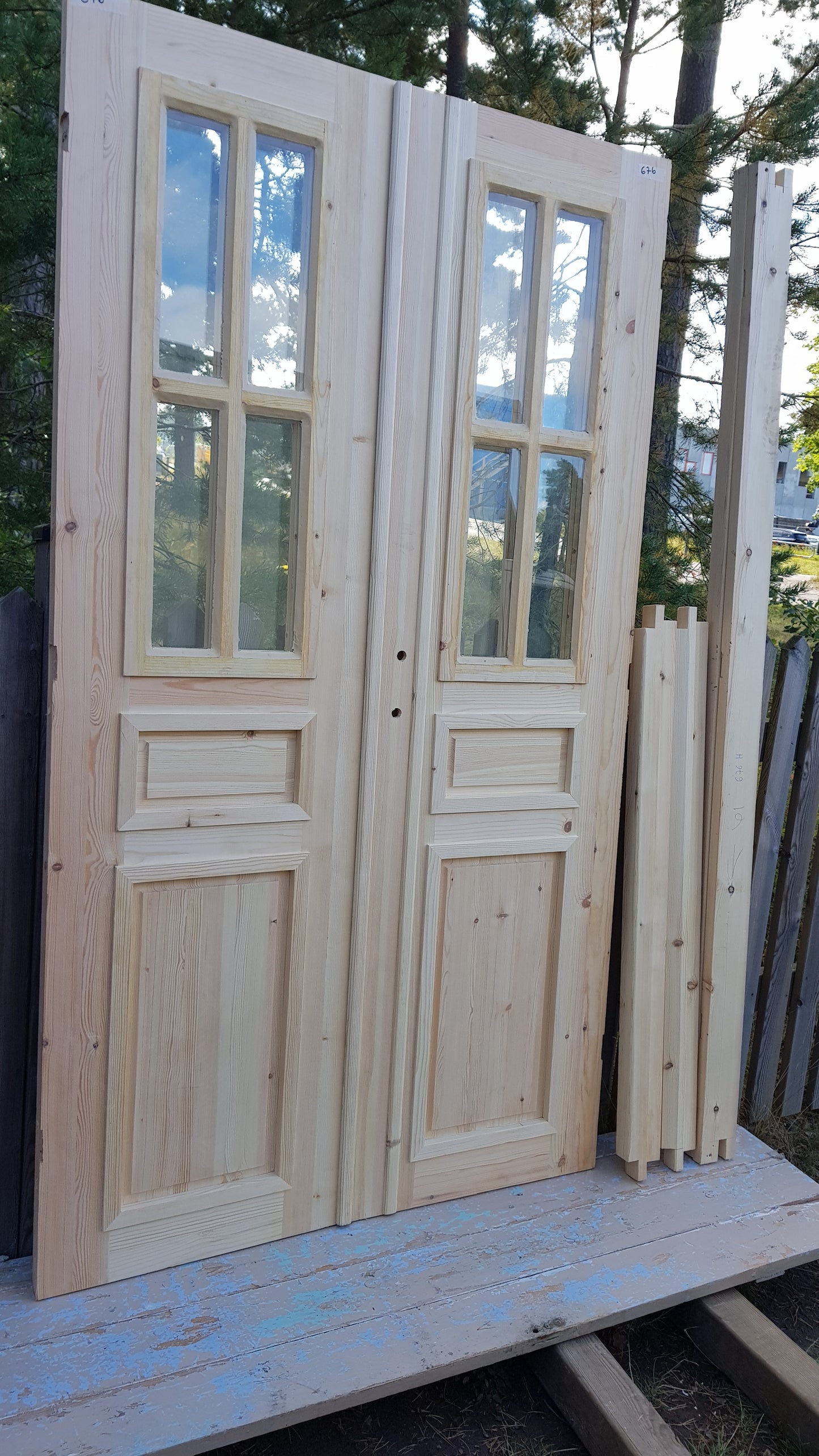 ART 676 Nytillverkad pardörr i gammal stil Mått B120 x H210 cm Öppnas utåt Handtag på höger sida Pris 15000 kr Tillkommer 1000 kr för gångjärn och låskista