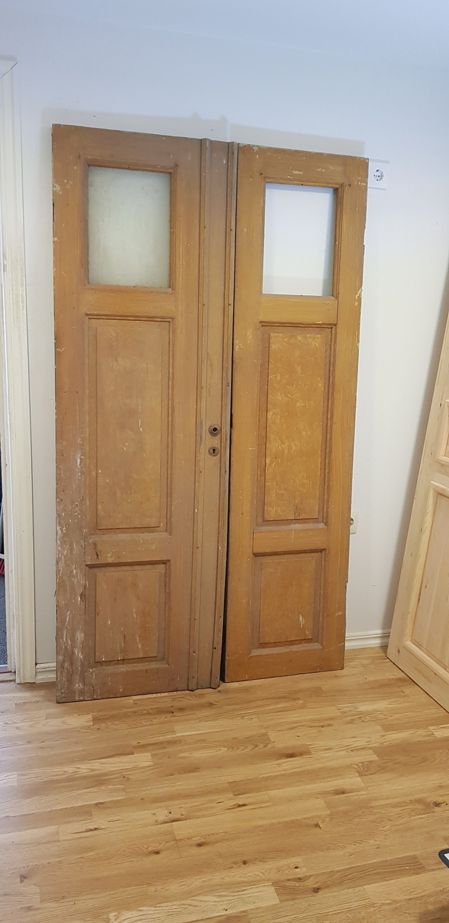 *Härlig och fin Antik pardörr komplett med nytillverkad karm Mått utan karm Bredd 49+59 cm Höjd 194 cm Djup dörrblad 4.5 cm Mått med karm: Bredd 118 cm Höjd 204 cm Djup 10 cm Pris pardörr: 9000 kr Pris nytillverkad karm: 1500 kr ARTIKELNUMMER 192