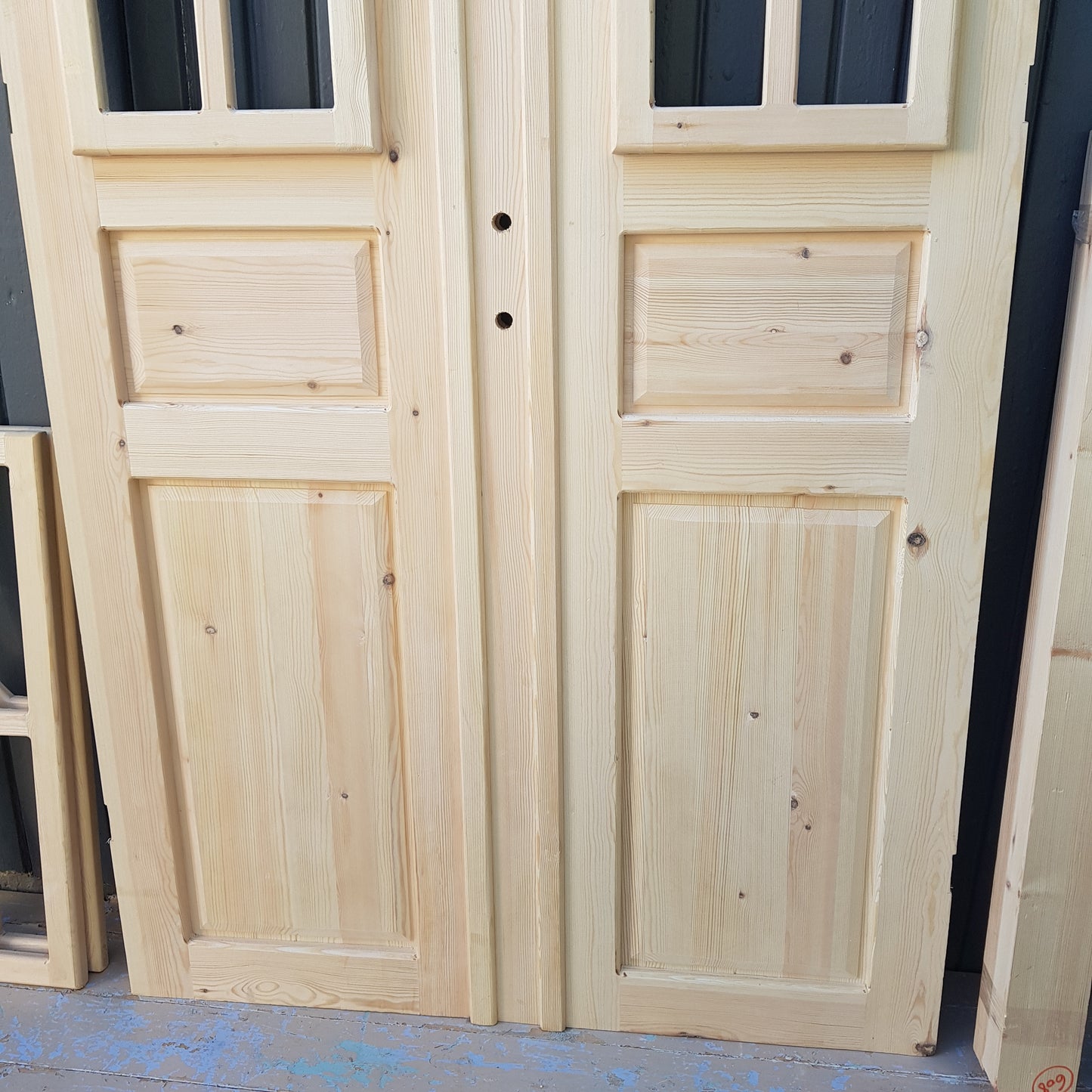 ARTIKELNUMMER 608 Nytillverkad pardörr med vackra detaljer Mått: B 120 H 210 OBS denna är slutsåld men det går att beställa likadan med önskad mått