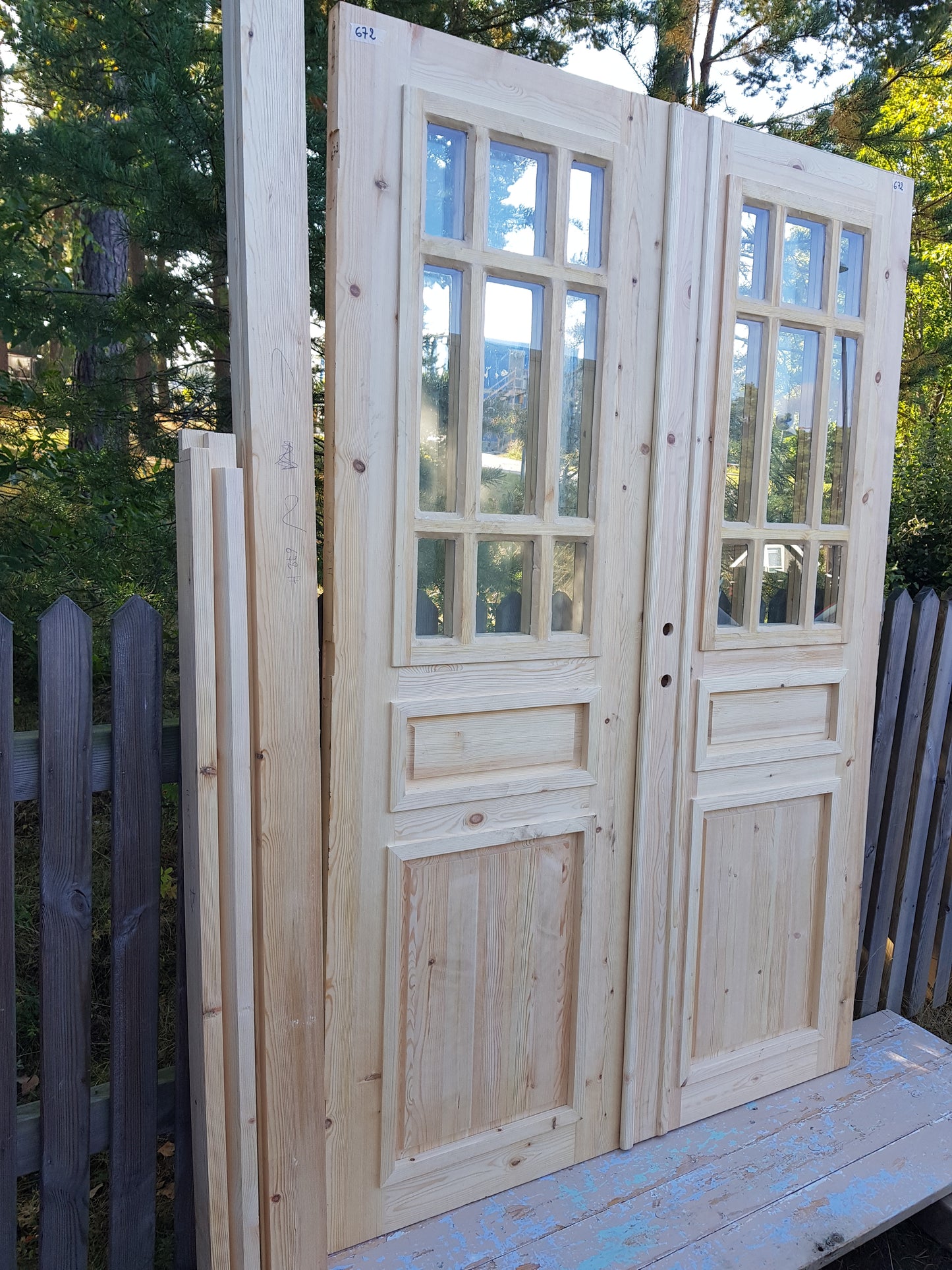 ART 672 Nytillverkad pardörr i gammal stil Mått B140 x H210 cm Öppnas utåt Handtag på höger sida Pris 15000 kr Tillkommer 1000 kr för gångjärn och låskista