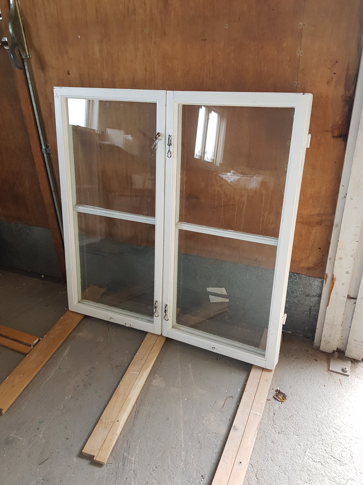 Art 852E    2st gamla fönster utan karm b 53.5 h107 1000kr st (Borlänge)