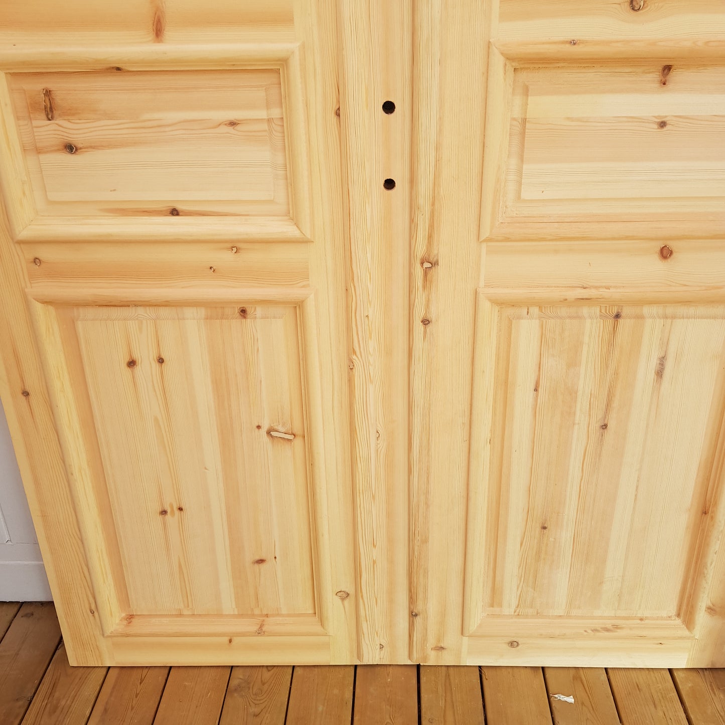 ART 714 Nytillverkad pardörr i gammal stil Mått B140 x H210 cm Öppnas utåt Handtag på höger sida Pris 15000 kr Tillkommer 1000 kr för gångjärn och låskista