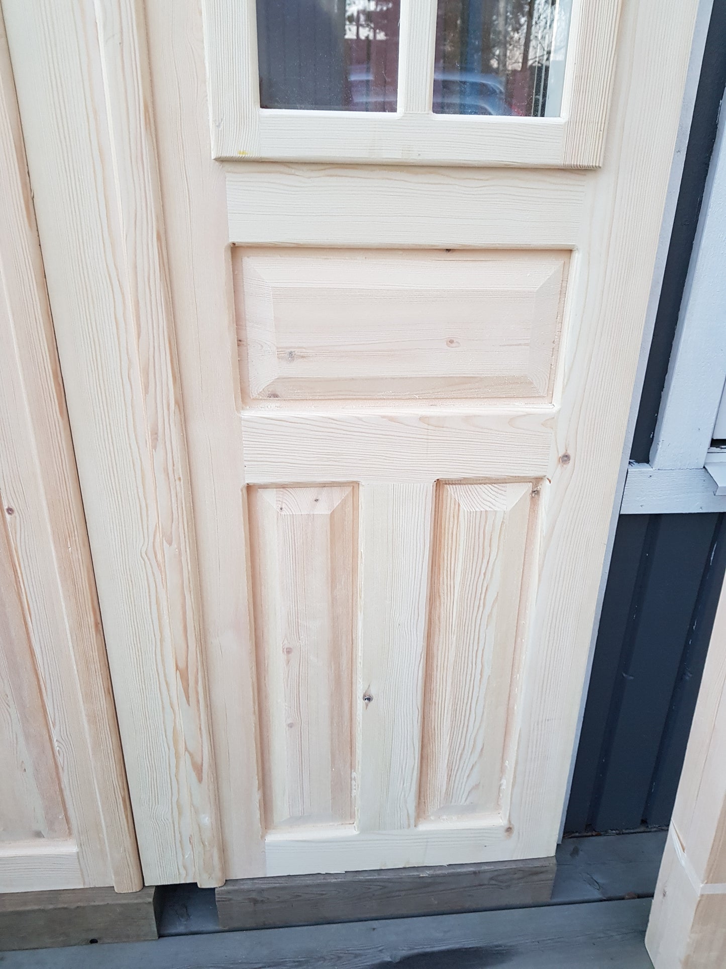 ARTIKELNUMMER 472 Nytillverkade obehandlade pardörrar med dubbelglas i gammal stil inkl karm karmyttermått Bredd 130 cm Höjd 210 cm Djup dörrblad 4,5 cm Pris:15000 kr Tillkommer 1000 kr för gångjärn och låskista om man väljer det