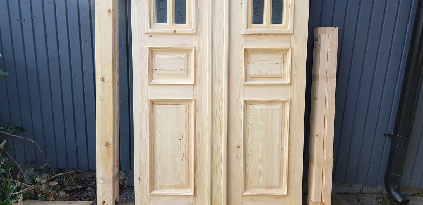 ARTIKELNUMMER 455 Nytillverkade obehandlade pardörrar med kittade dubbelglas i gammal stil inkl karm karmyttermått Bredd 110 cm Höjd 210 cm Djup dörrblad 4,5 cm säljes utan gångjärn och låskista Pris: 15000 kr