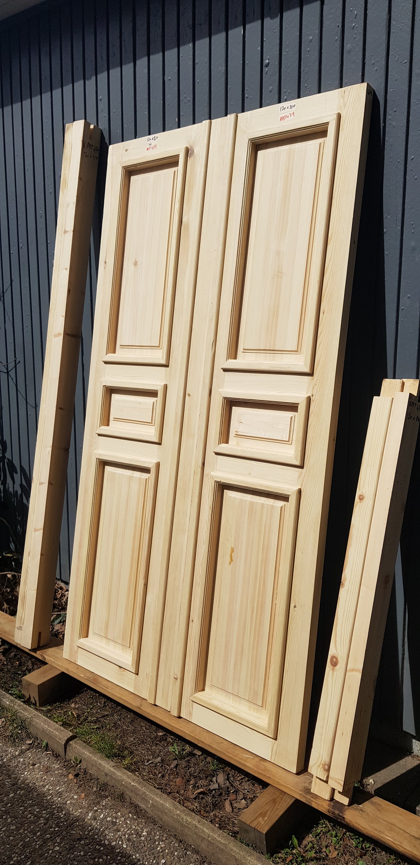 ARTIKELNUMMER 479 Nytillverkade obehandlade pardörrar med dubbelglas i gammal stil inkl. karm karmyttermått Bredd 130 cm Höjd 210 cm Djup dörrblad 4,5 cm Pris: 15000 kr Tillkommer 1000 kr för gångjärn och låskista om man väljer det