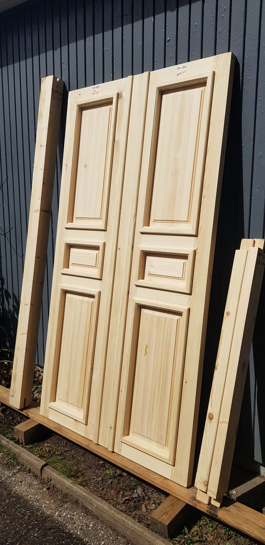 ARTIKELNUMMER 479 Nytillverkade obehandlade pardörrar med dubbelglas i gammal stil inkl. karm karmyttermått Bredd 130 cm Höjd 210 cm Djup dörrblad 4,5 cm Pris: 15000 kr Tillkommer 1000 kr för gångjärn och låskista om man väljer det