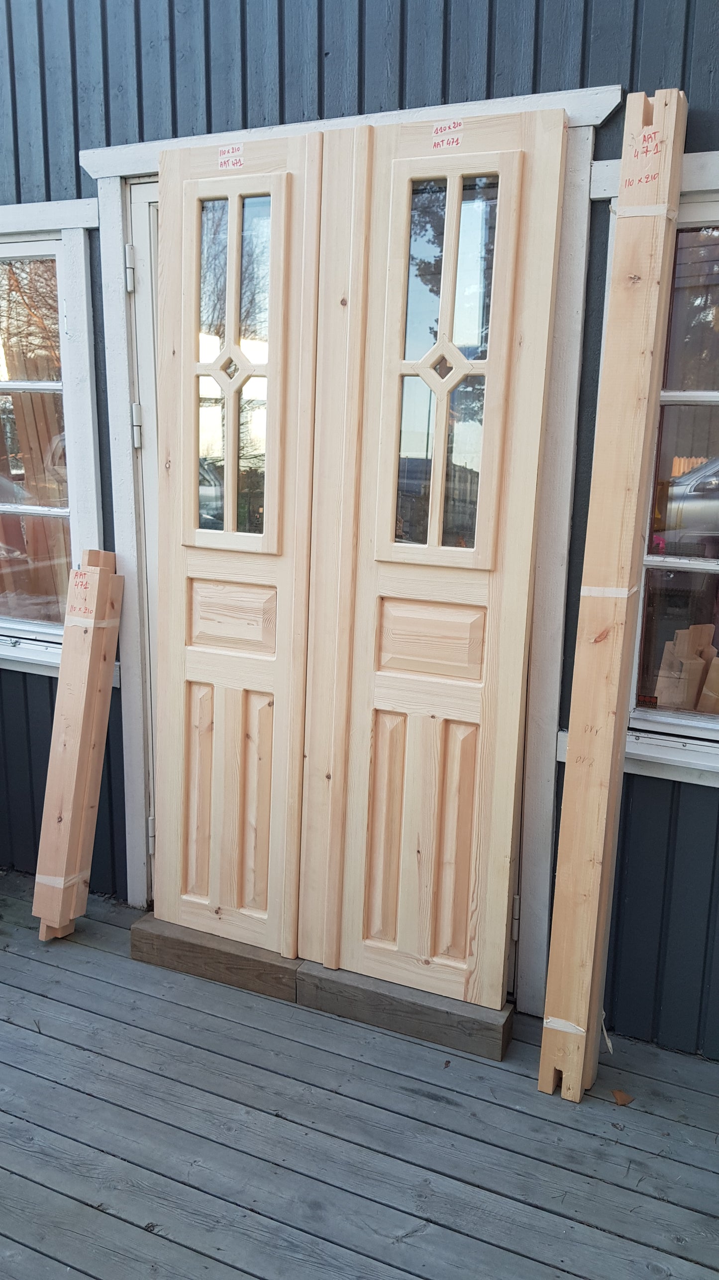 ARTIKELNUMMER 471 Nytillverkade obehandlade pardörrar med dubbelglas i gammal stil inkl karm karmyttermått Bredd 110 cm Höjd 210 cm Djup dörrblad 4,5 cm Pris: 15000 kr Tillkommer 1000 kr för gångjärn och låskista om man väljer det