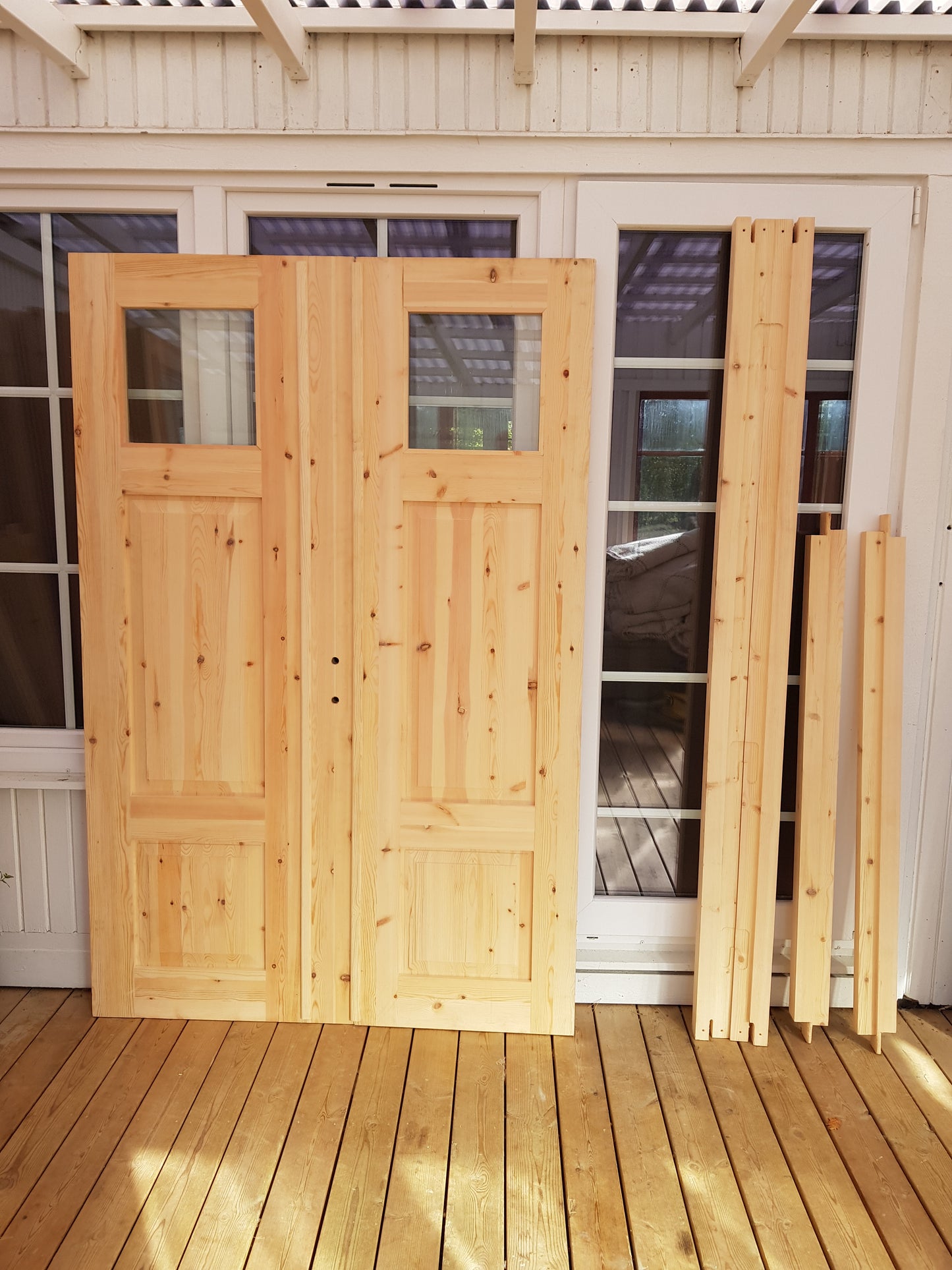 ART 715 Nytillverkad pardörr i gammal stil Mått B140 x H210 cm Öppnas utåt Handtag på höger sida Pris 15000 kr Tillkommer 1000 kr för gångjärn och låskista