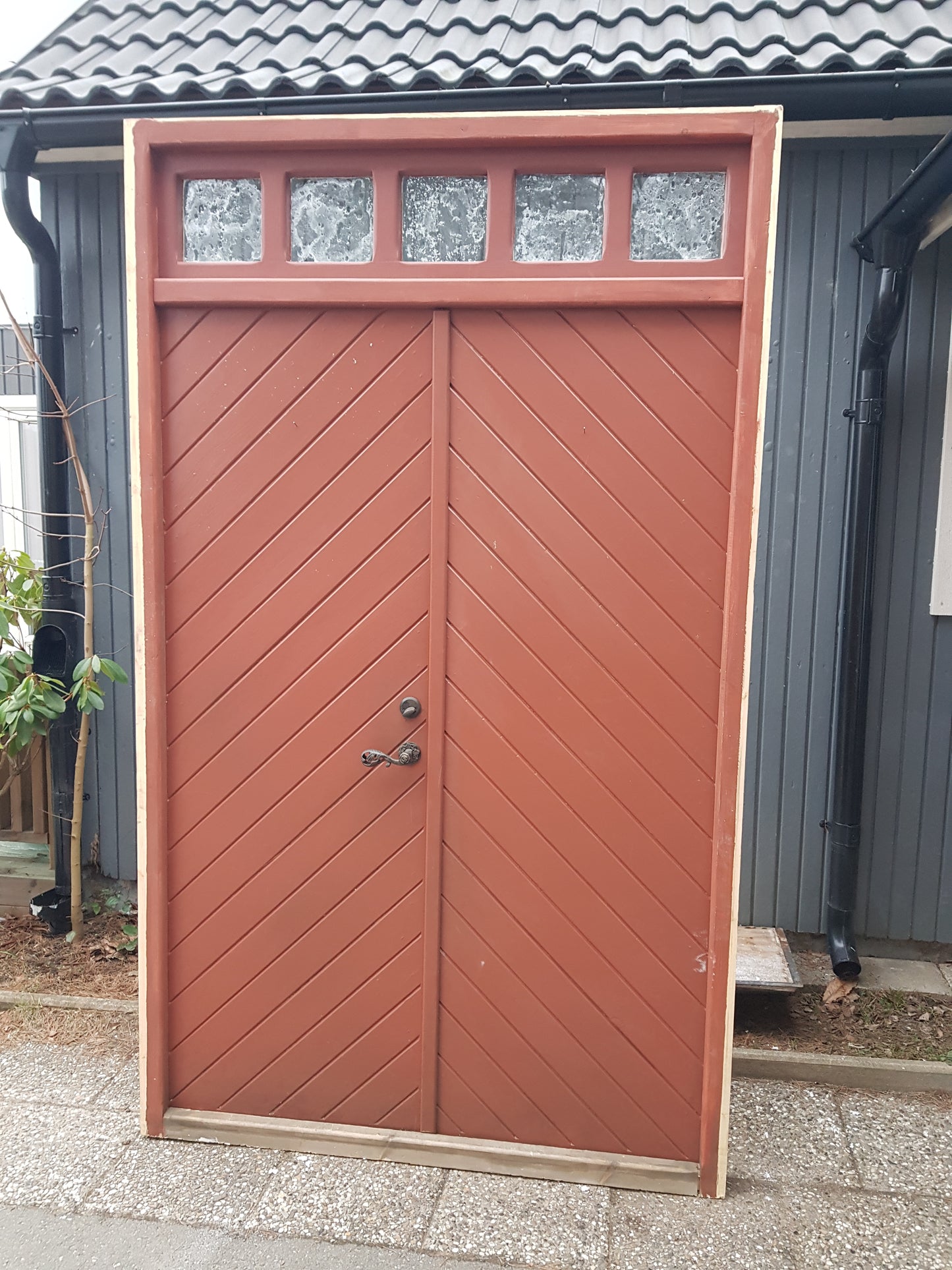 ART 829 - Nytillverkad pardörr i gammal stil med överljus Mått B145 x H245.5 cm Öppnas utåt Handtag på höger sida Pris 17000 kr Tillkommer 1000 kr för gångjärn och låskista
